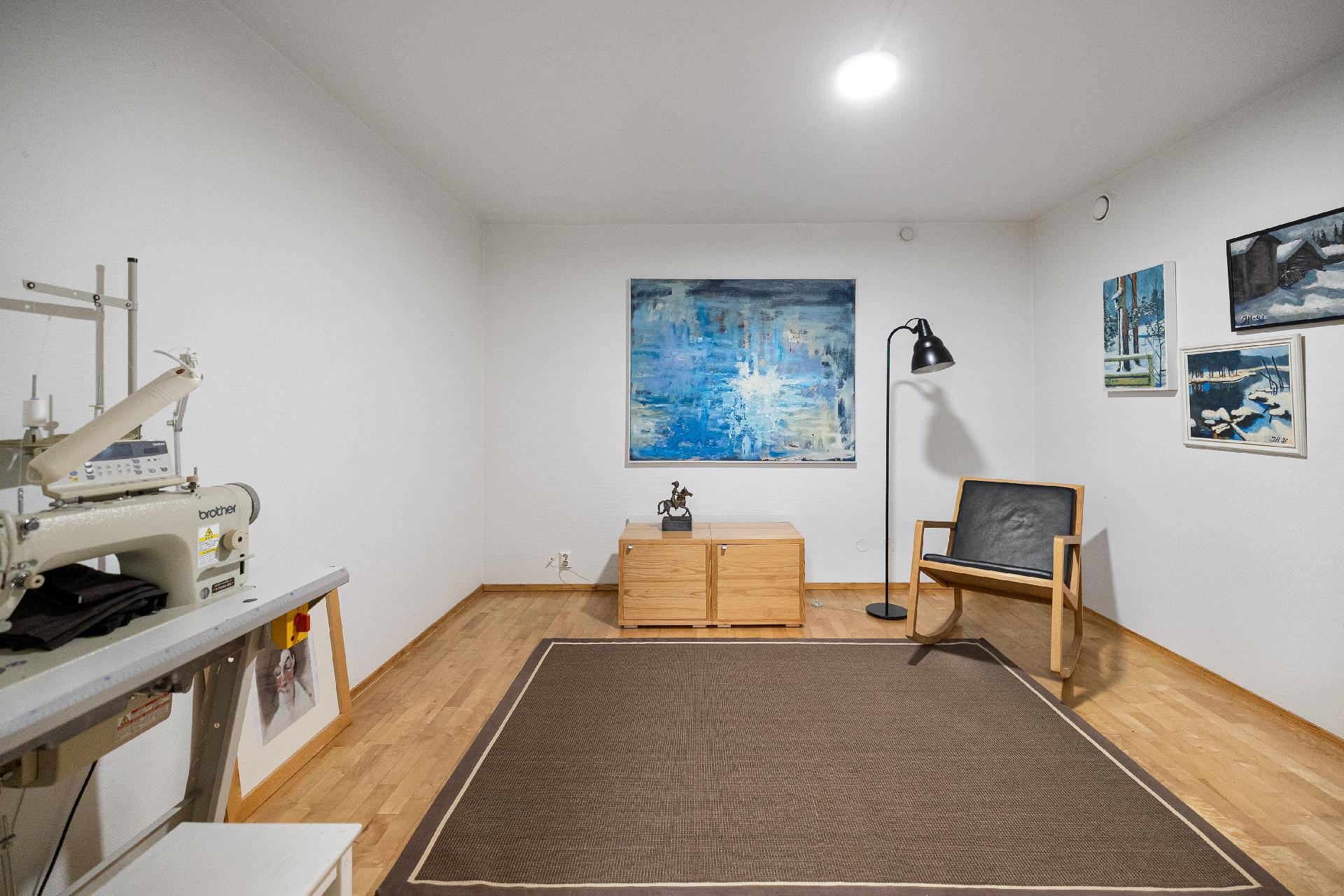 Alakerrassa tilava harrastetila