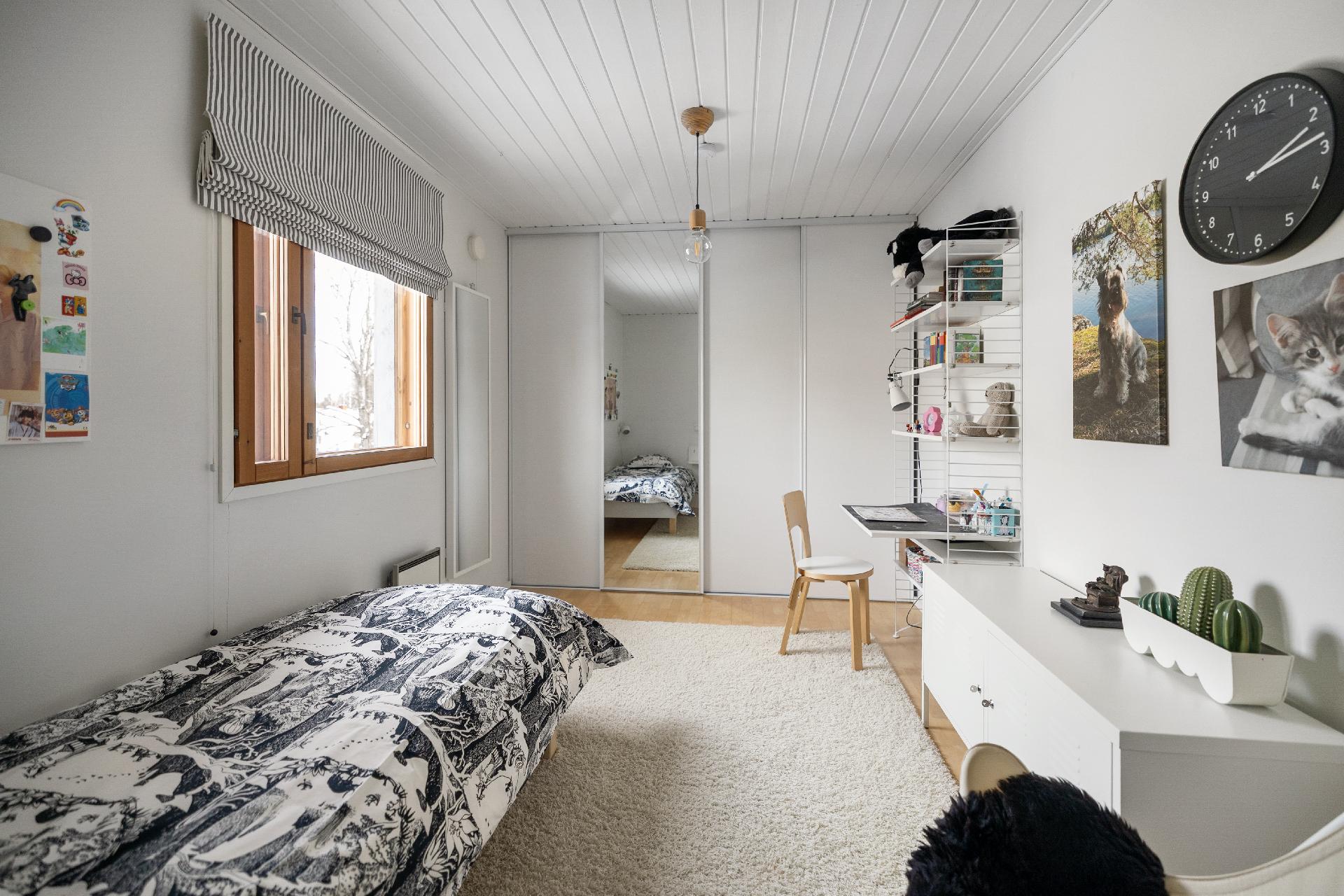 Yläkerran toinen huone