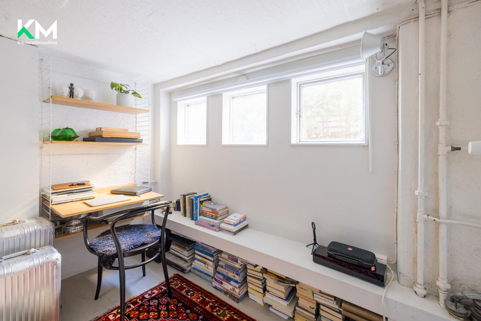 Työtila eristetty lasiseinällä.