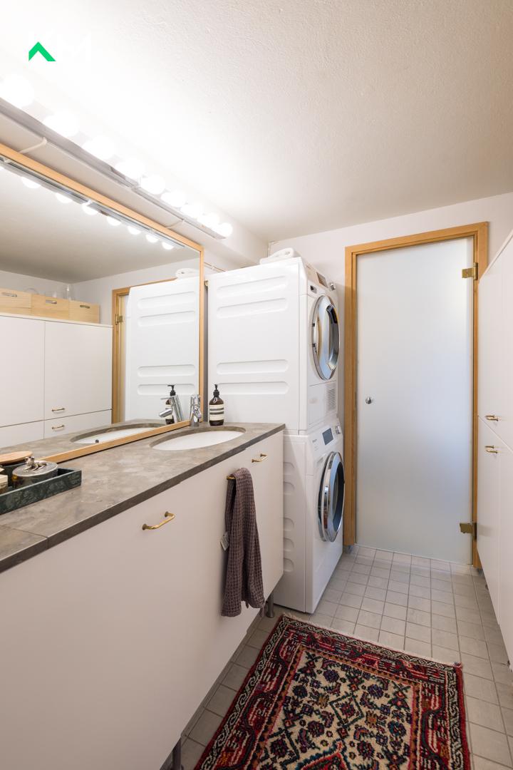 Alakerrasta löytyy kodinhoitohuone.