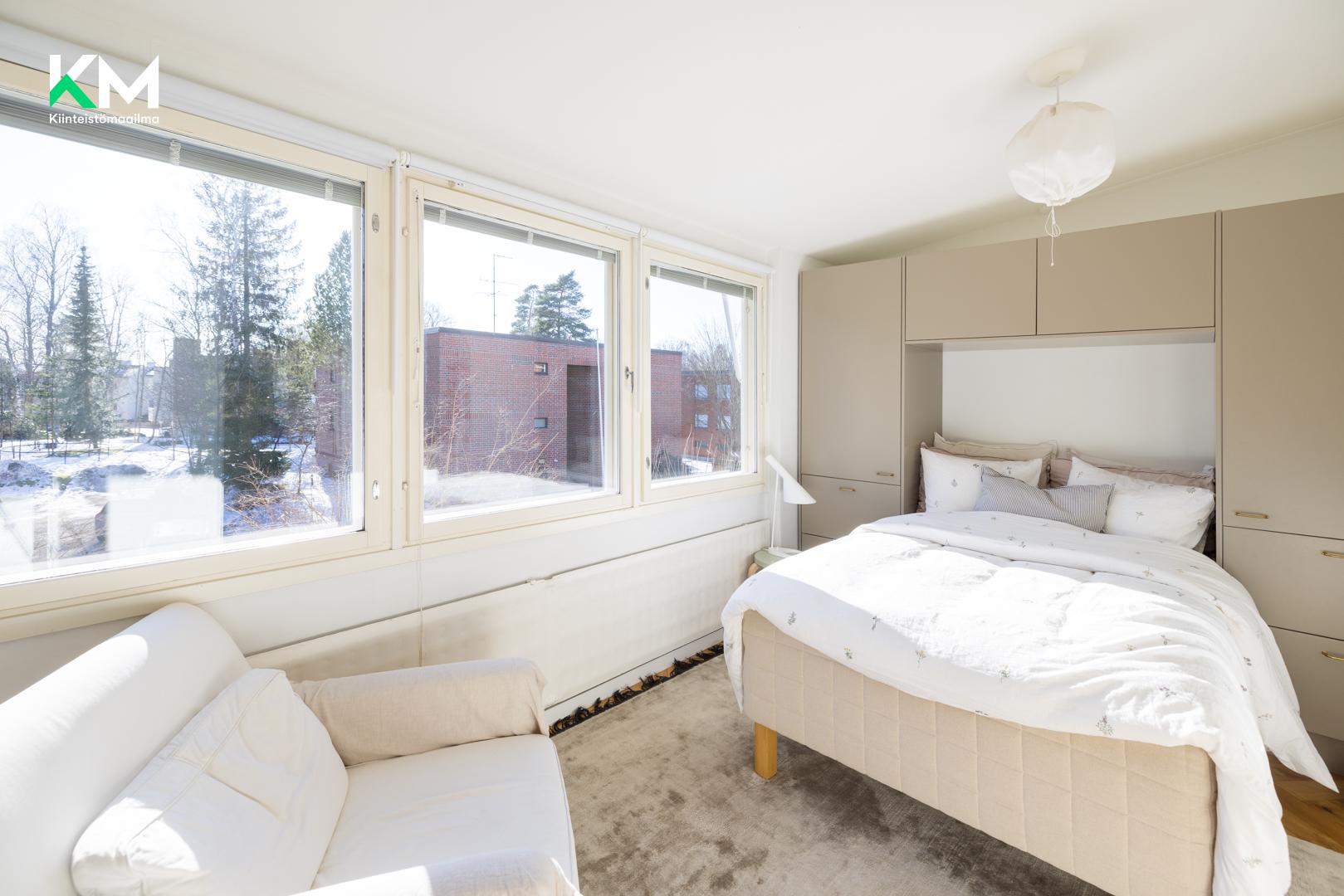 Yläkerran toinen makuuhuoneista.