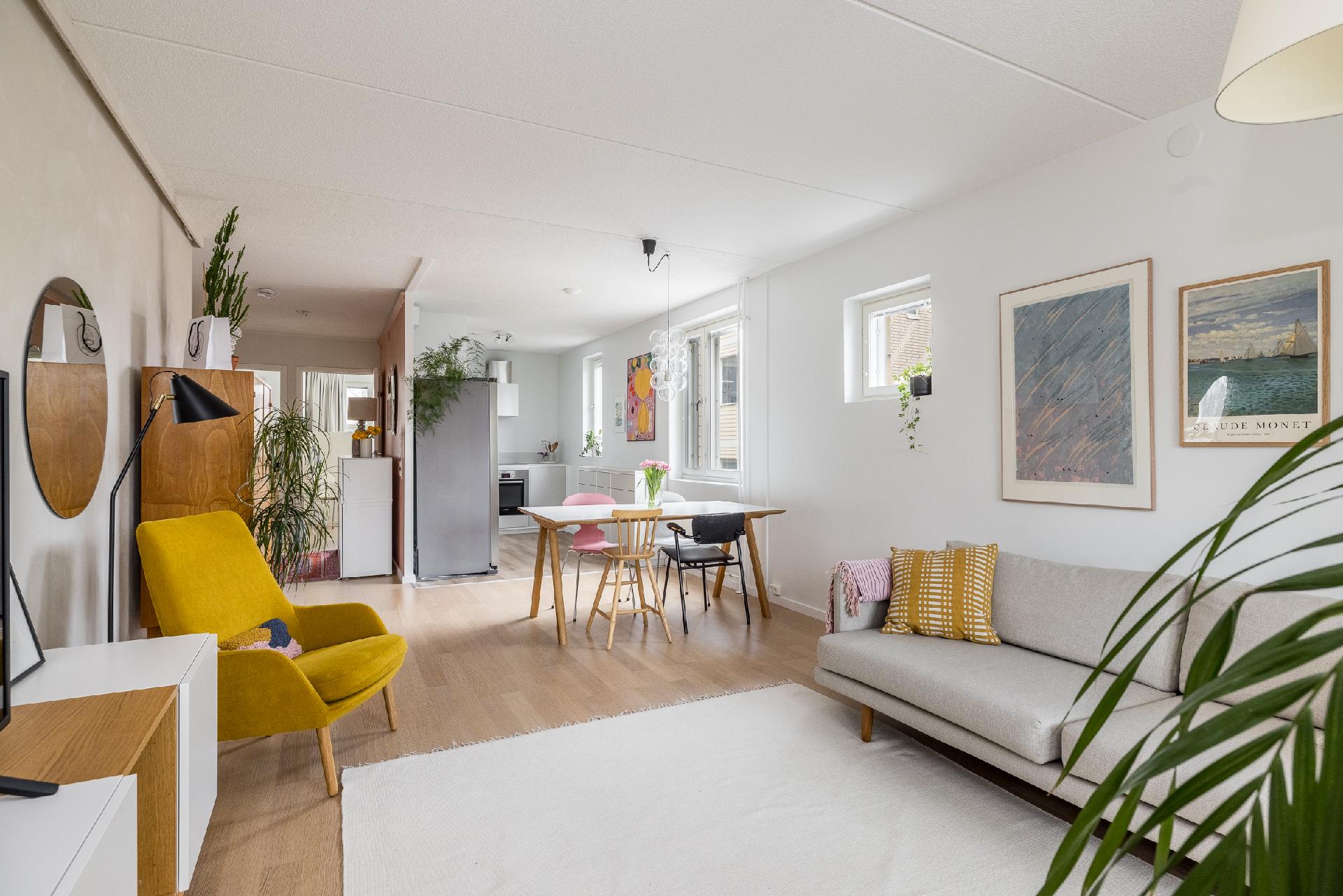 Valoisa ja avara olohuone