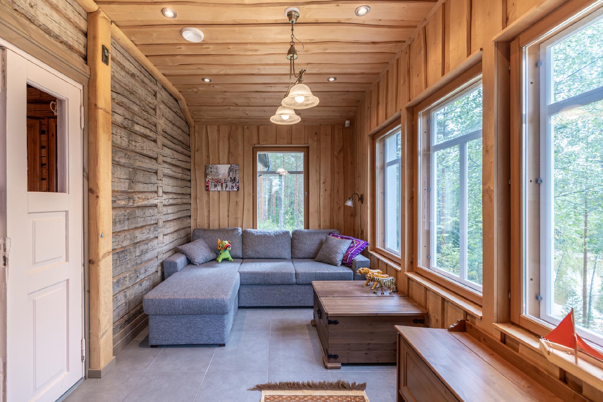 Erilliseltä lasitetulta kuistilta on upeat näkymät.