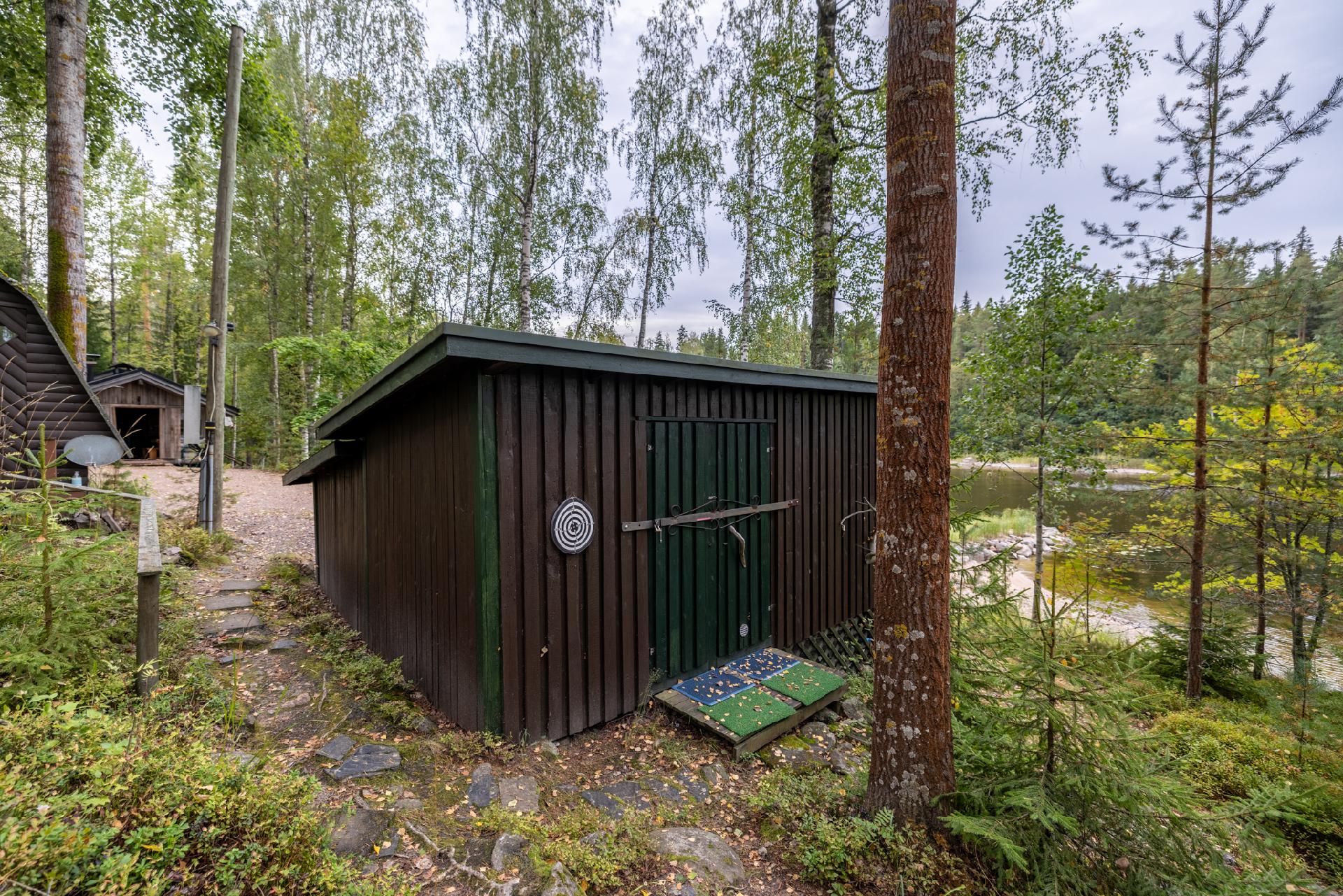 Saunamökin vieressä varasto/ aittarakennus