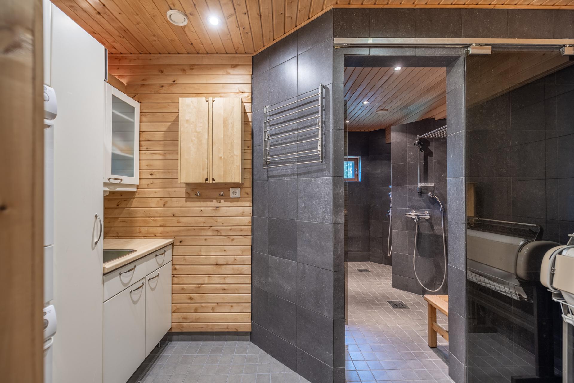 Kylpyhuoneen yhteydessä oleva kodinhoitotila