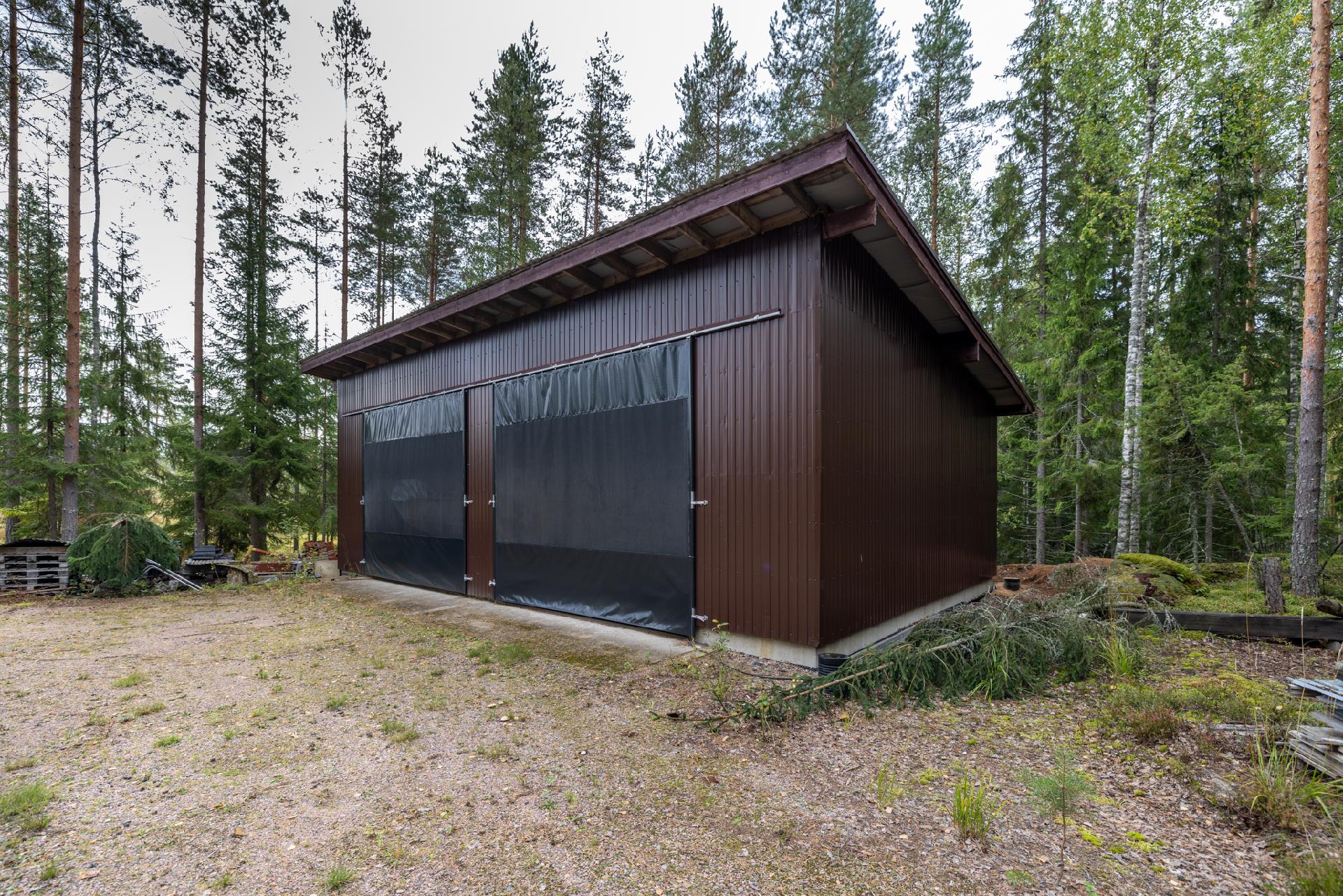 Korkea autohalli sijaitsee tontilla kauimmaisena.