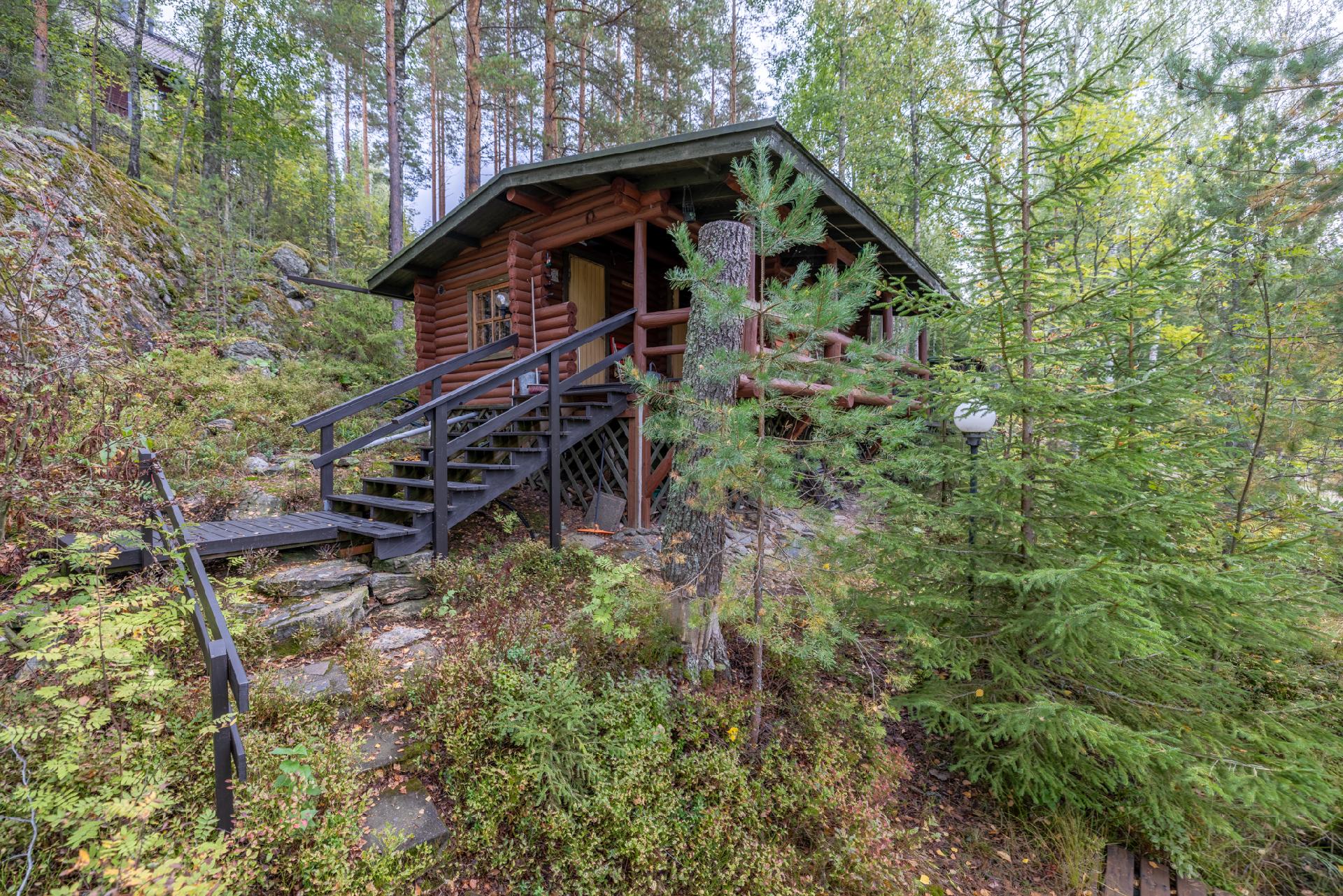 Saunamökki rannasta katsottuna