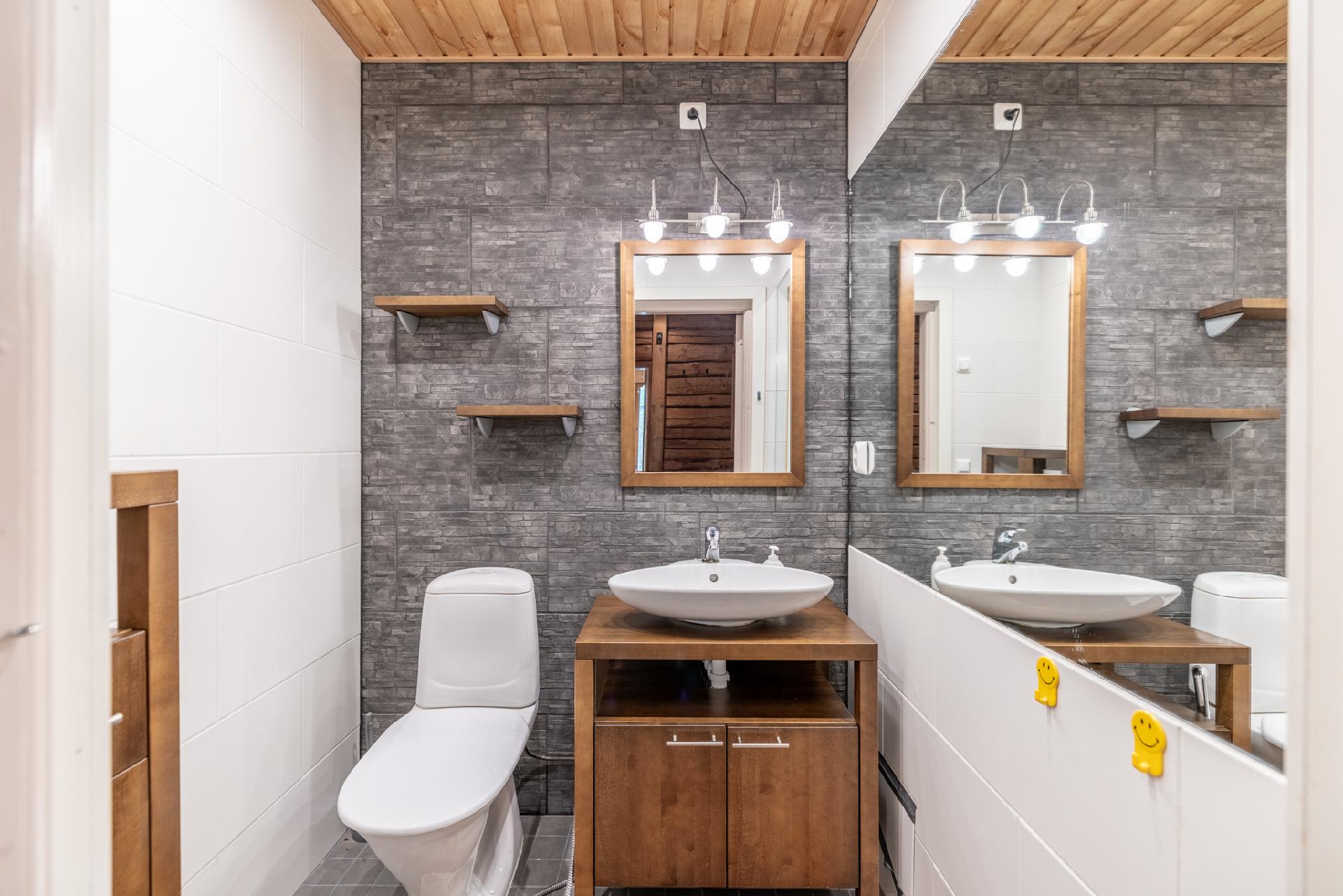 Alakerran erillinen wc