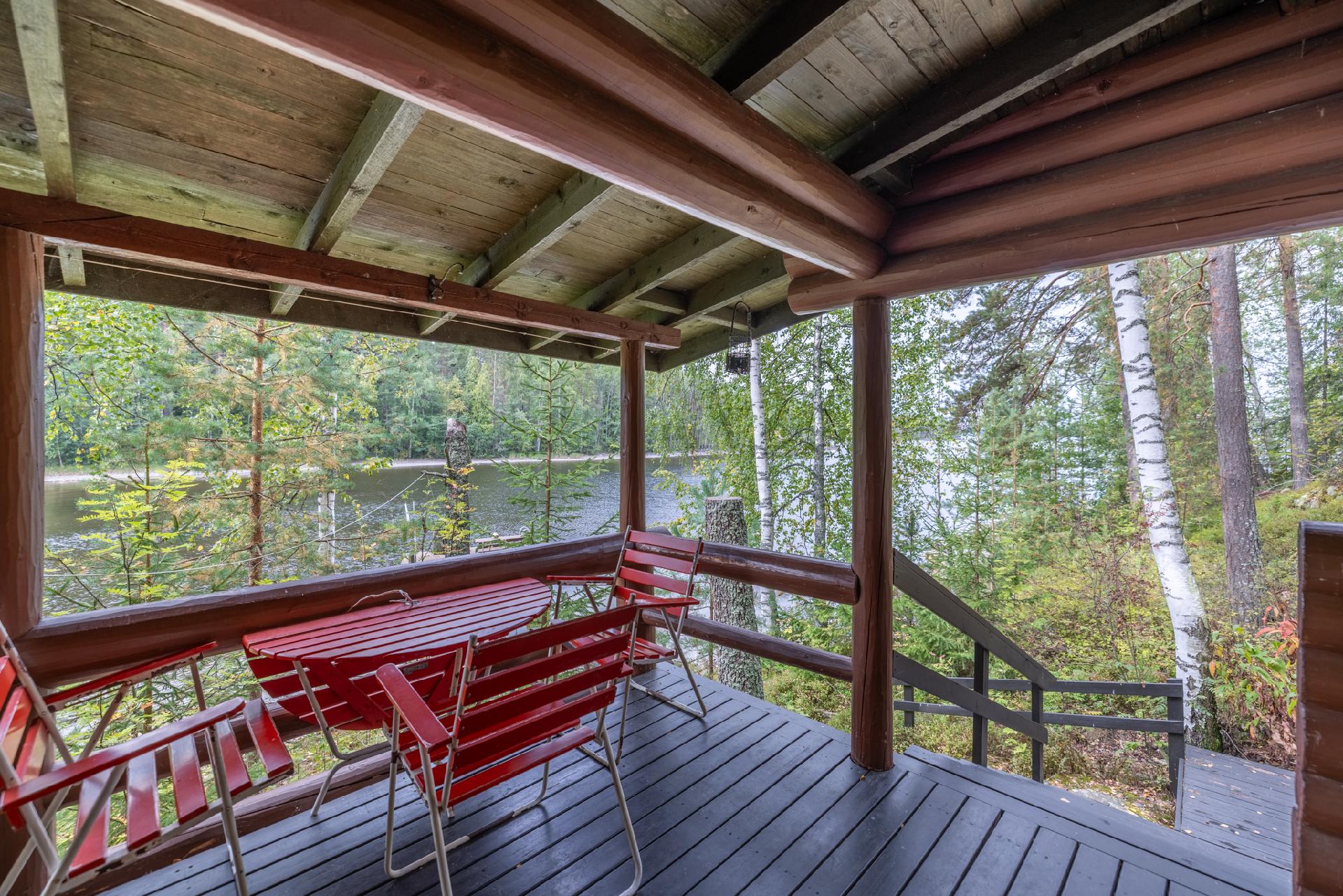 Saunamökin terassilta rappuset laiturille