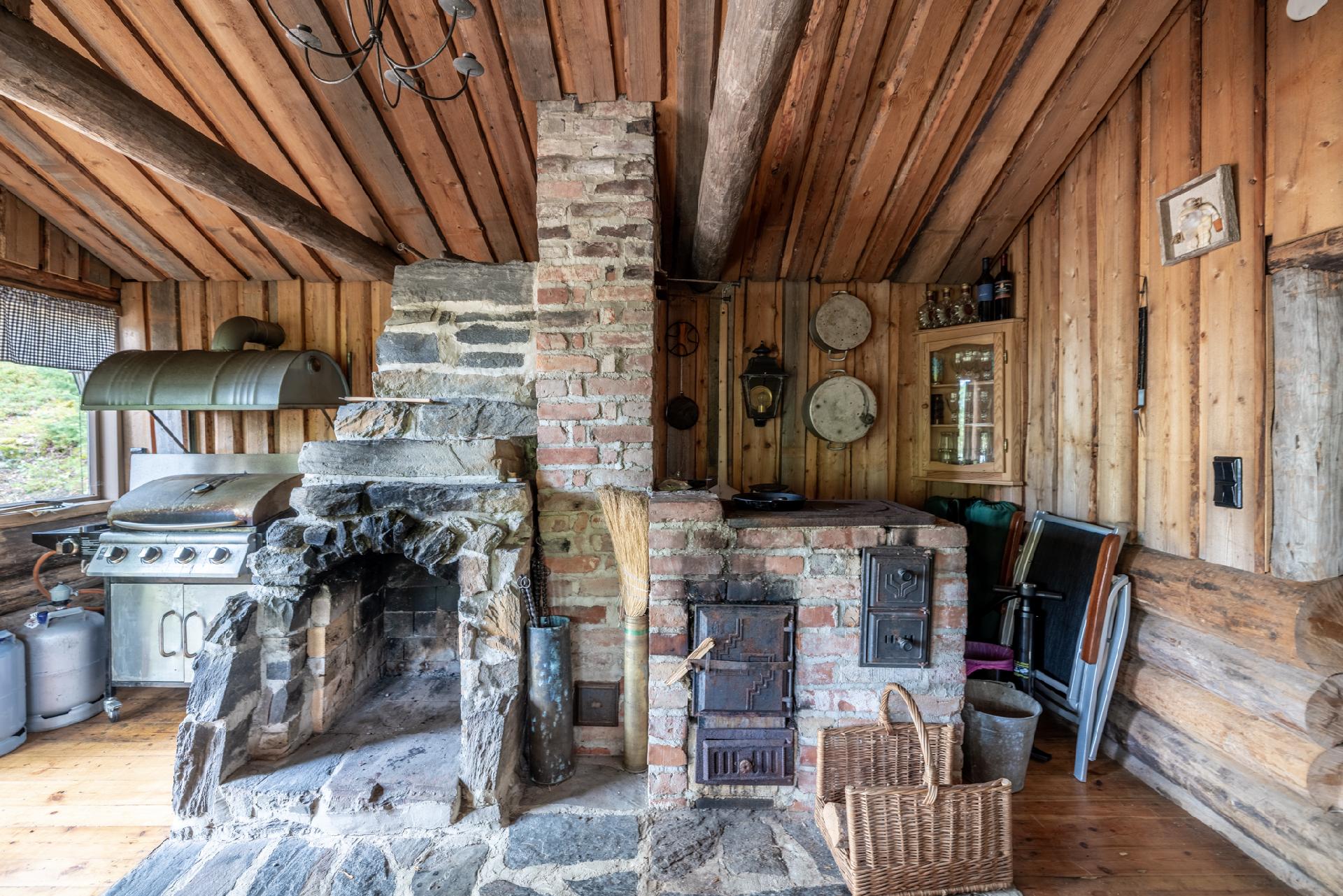 Grillikatoksessa upea muurattu tulisija