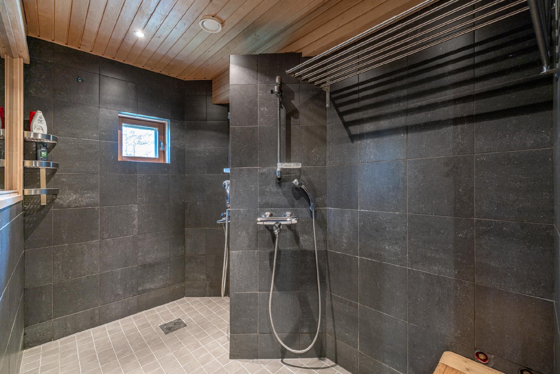 Kylpyhuoneessa kaksi suihkua