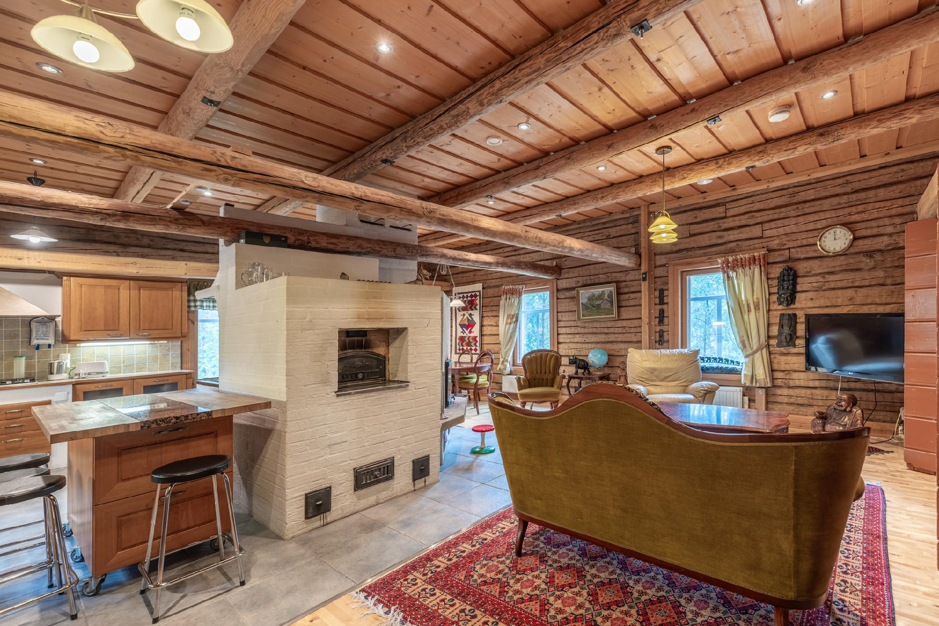 Tupakeittiö olohuoneen yhdistelmässä massiivinen takka/leivinuuni/puuliesi kokonaisuus. Täällä lämmitetään puilla.