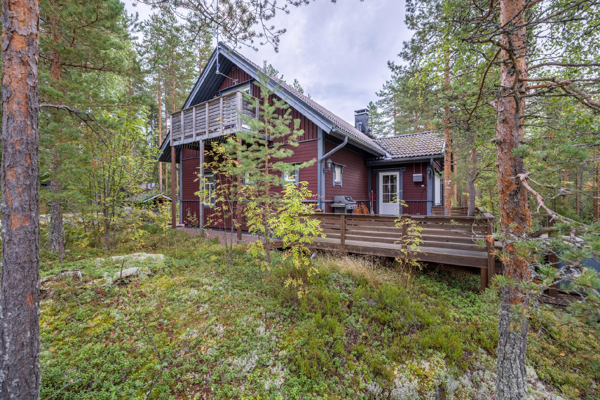 Päärakennuksen takaosaa ja terassia