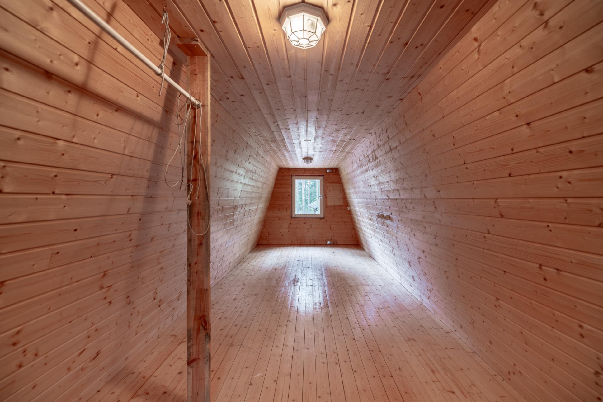 Autotallin yläkerrassa oleva aitta