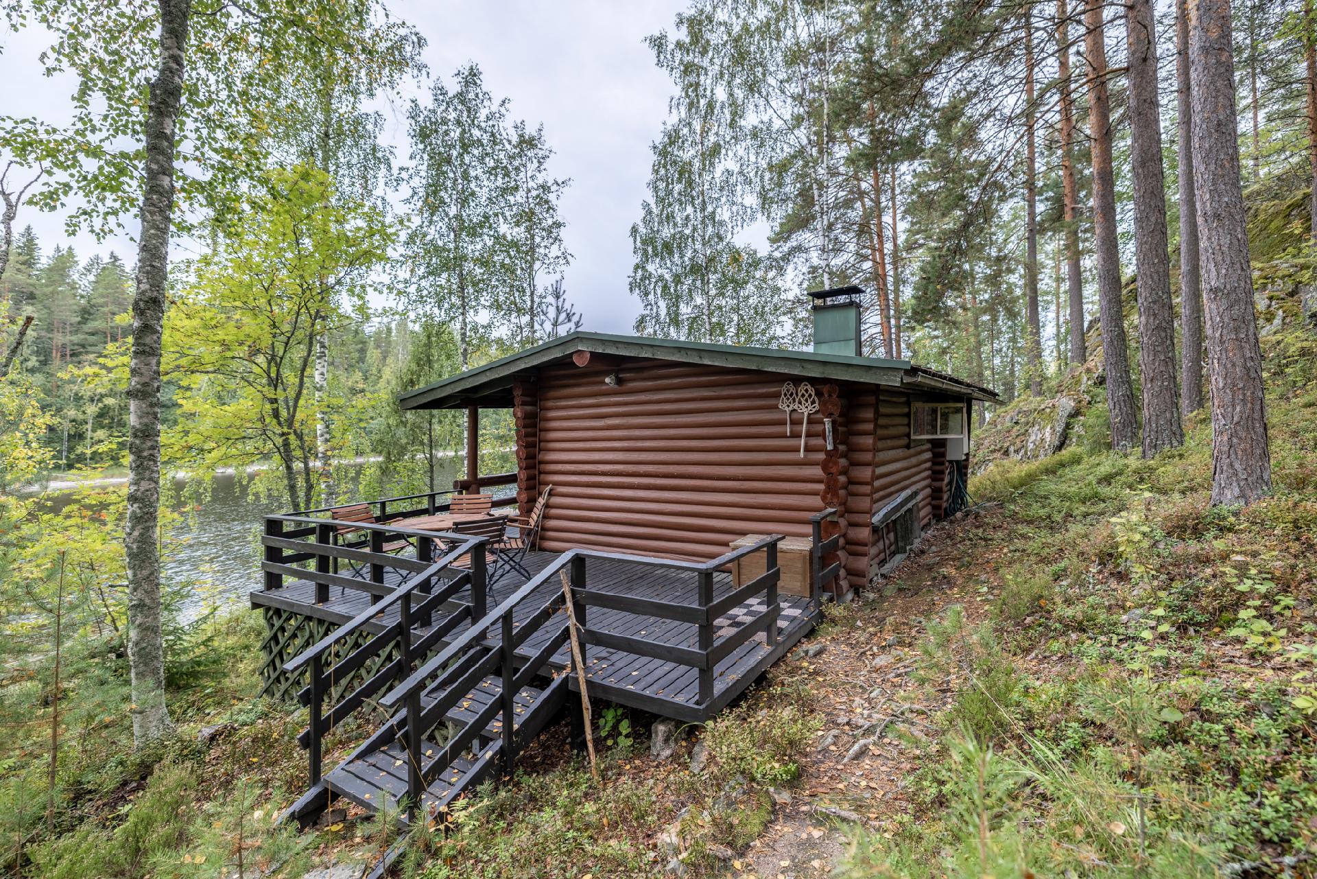 Saunamökki on rakennettu vuonna 1976