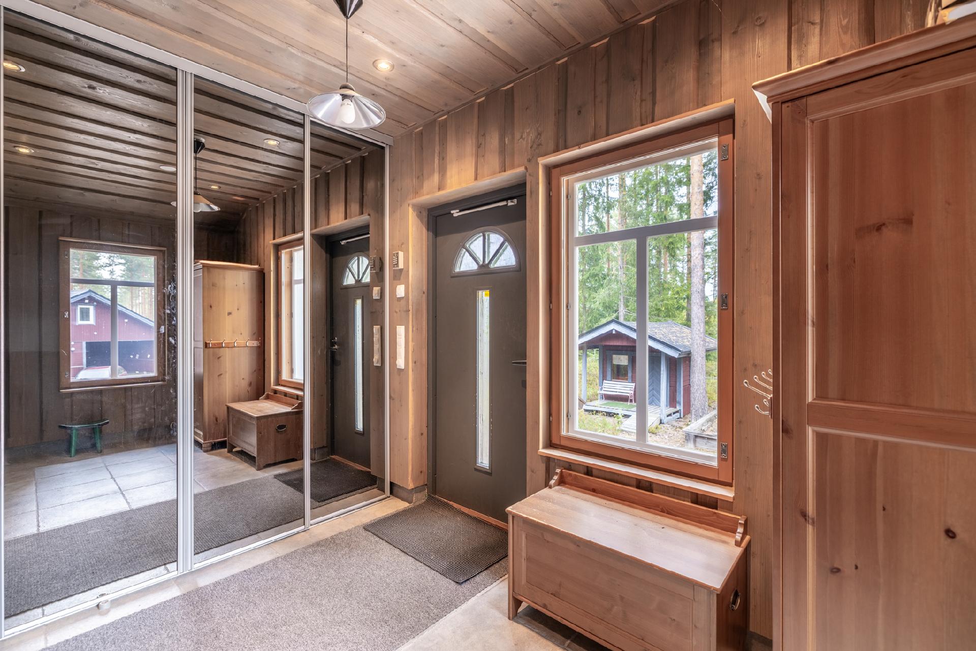 Sisään tultaessa tilava eteinen, liukuovien takana talotekniikkaa