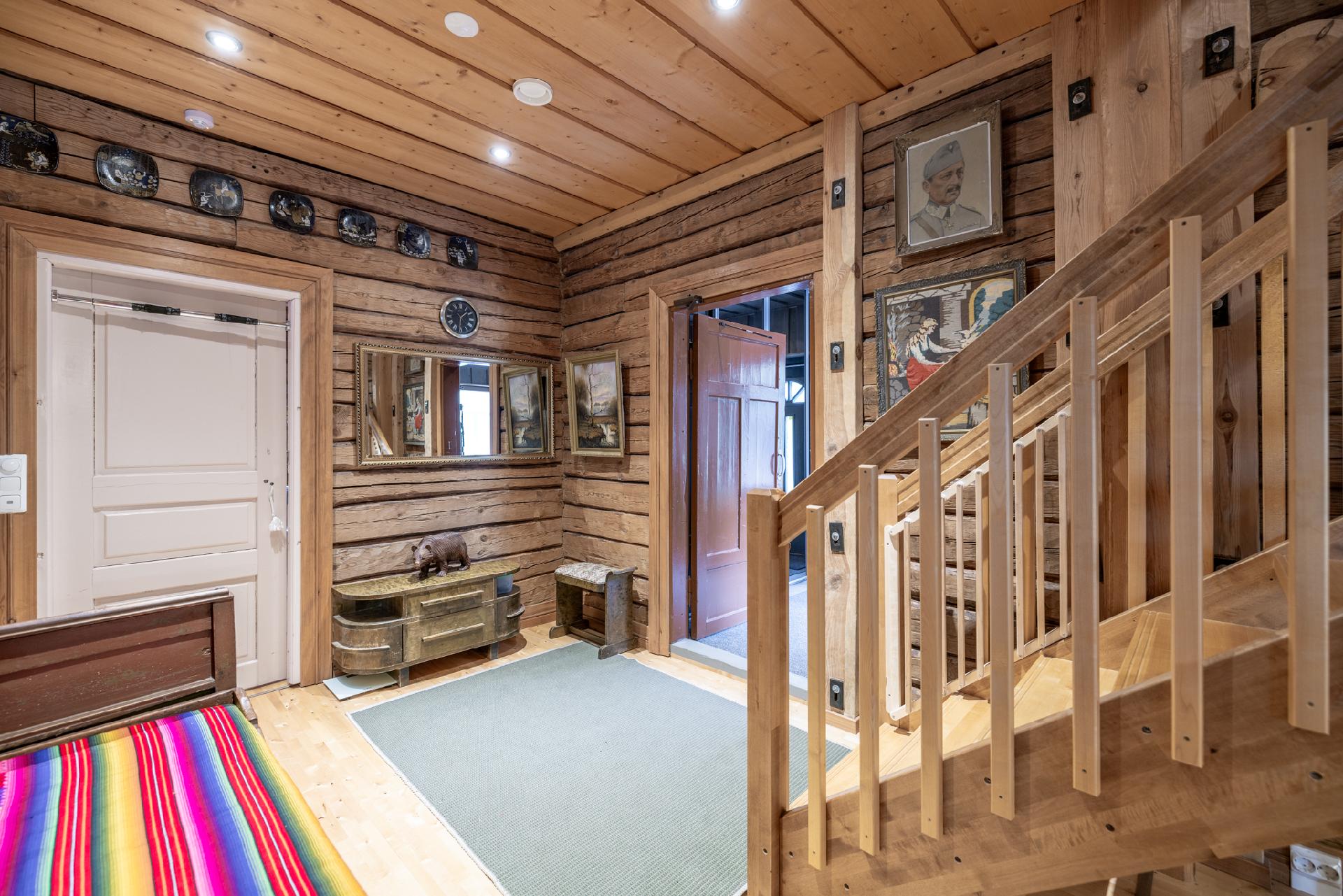 Alakerran aulaa, eteisen vieressä oikealla makuuhuone/työhuone