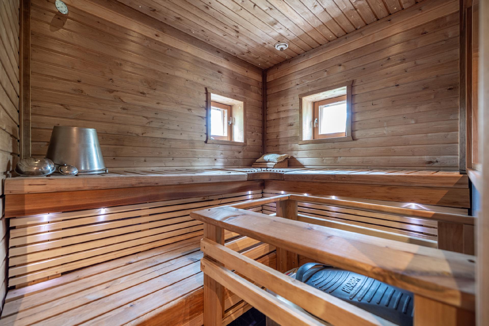 Saunassa muotolauteet, heti valmiskiuas ja upeat näköalat kahteen eri suuntaan