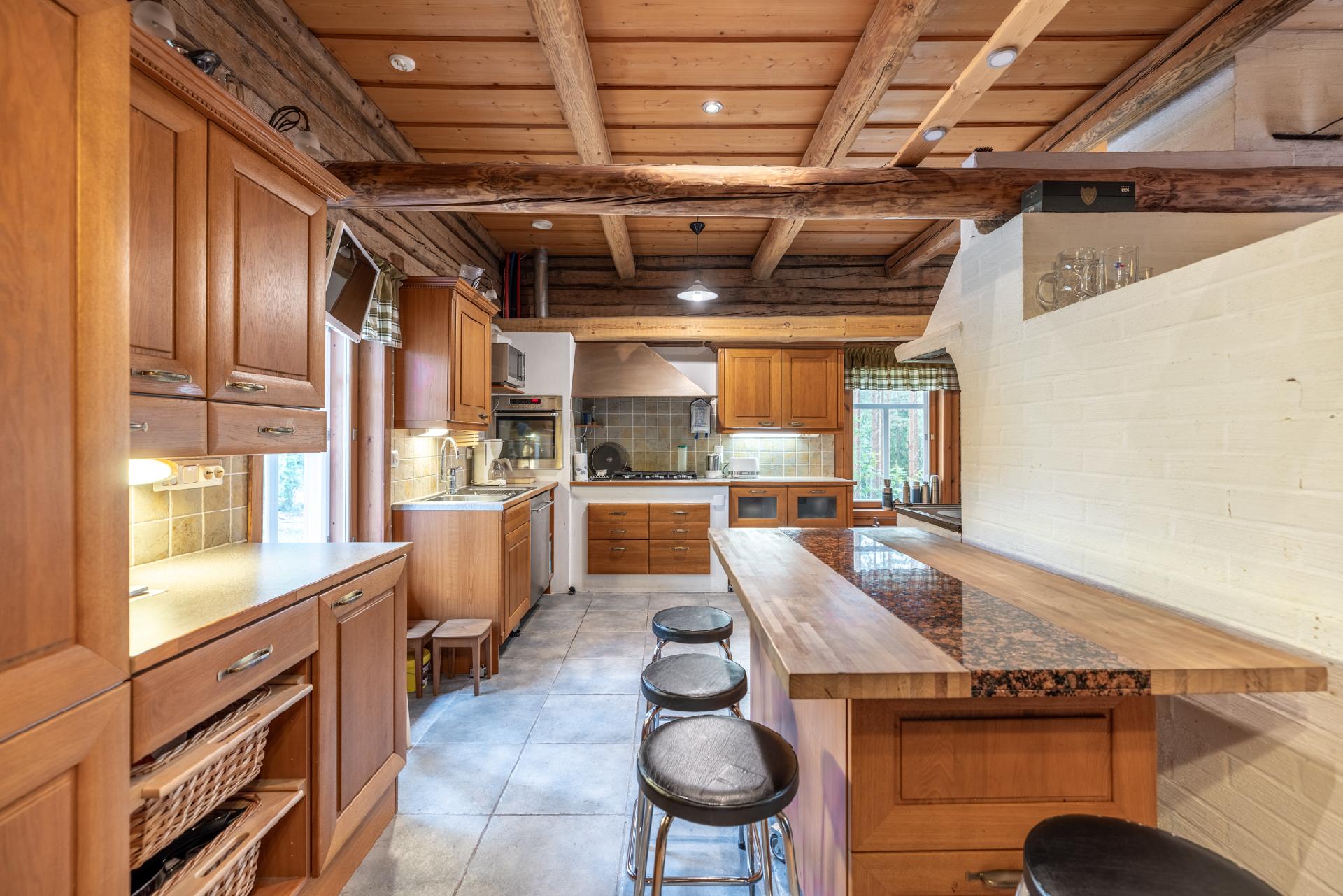 Keittiössä pöyrillä liikuteltava erillinen saareke/ruokapöytä