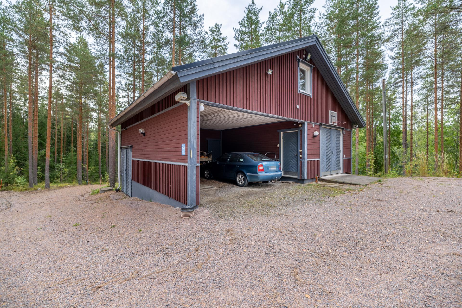 Päärakennuksen läheisyydessä sijaitsee autotalli/autokatos/aittarakennus, kellarissa  mönkijäsuoja.