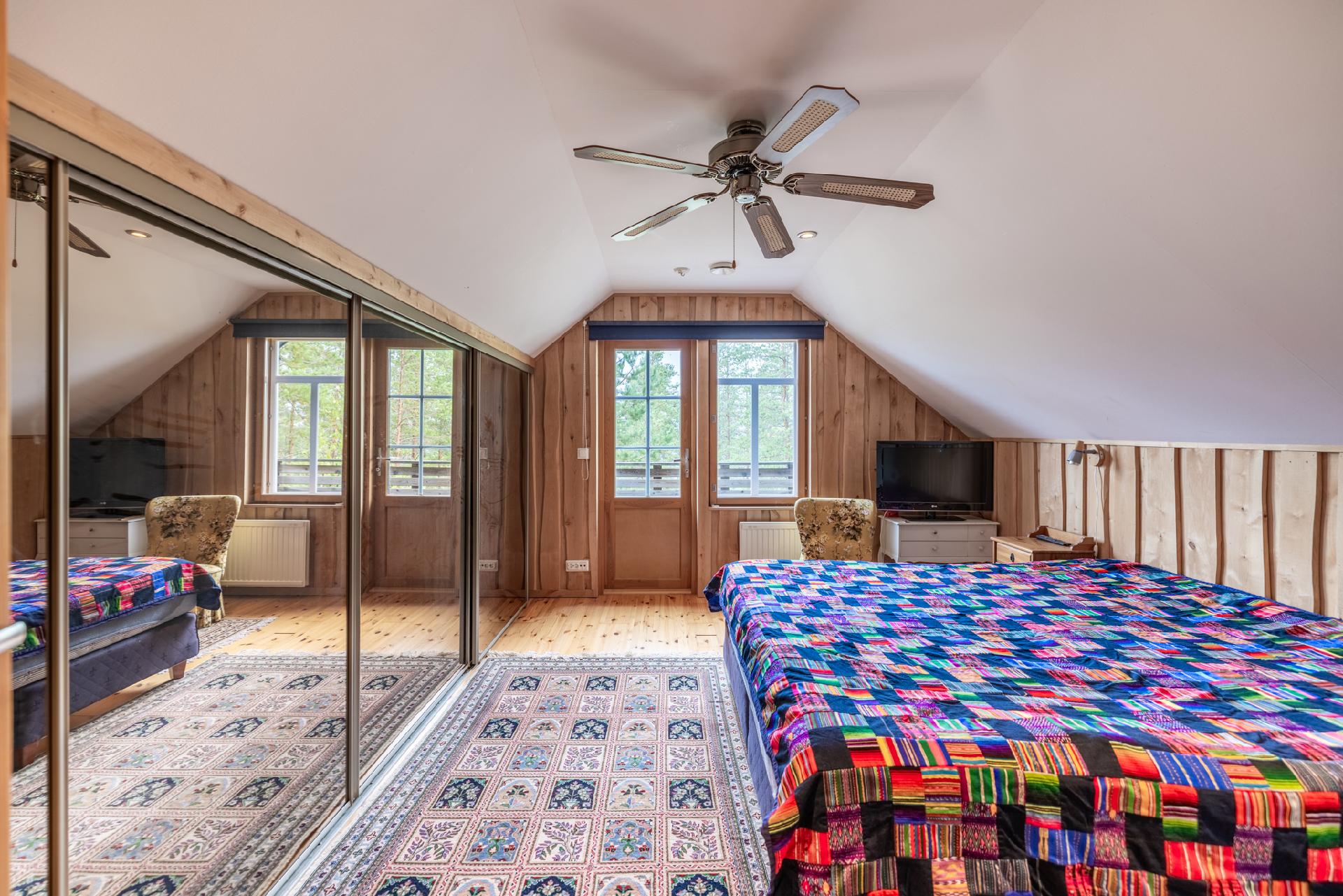 Yläkerran toisen makuuhuoneen yhteydessä avoparveke