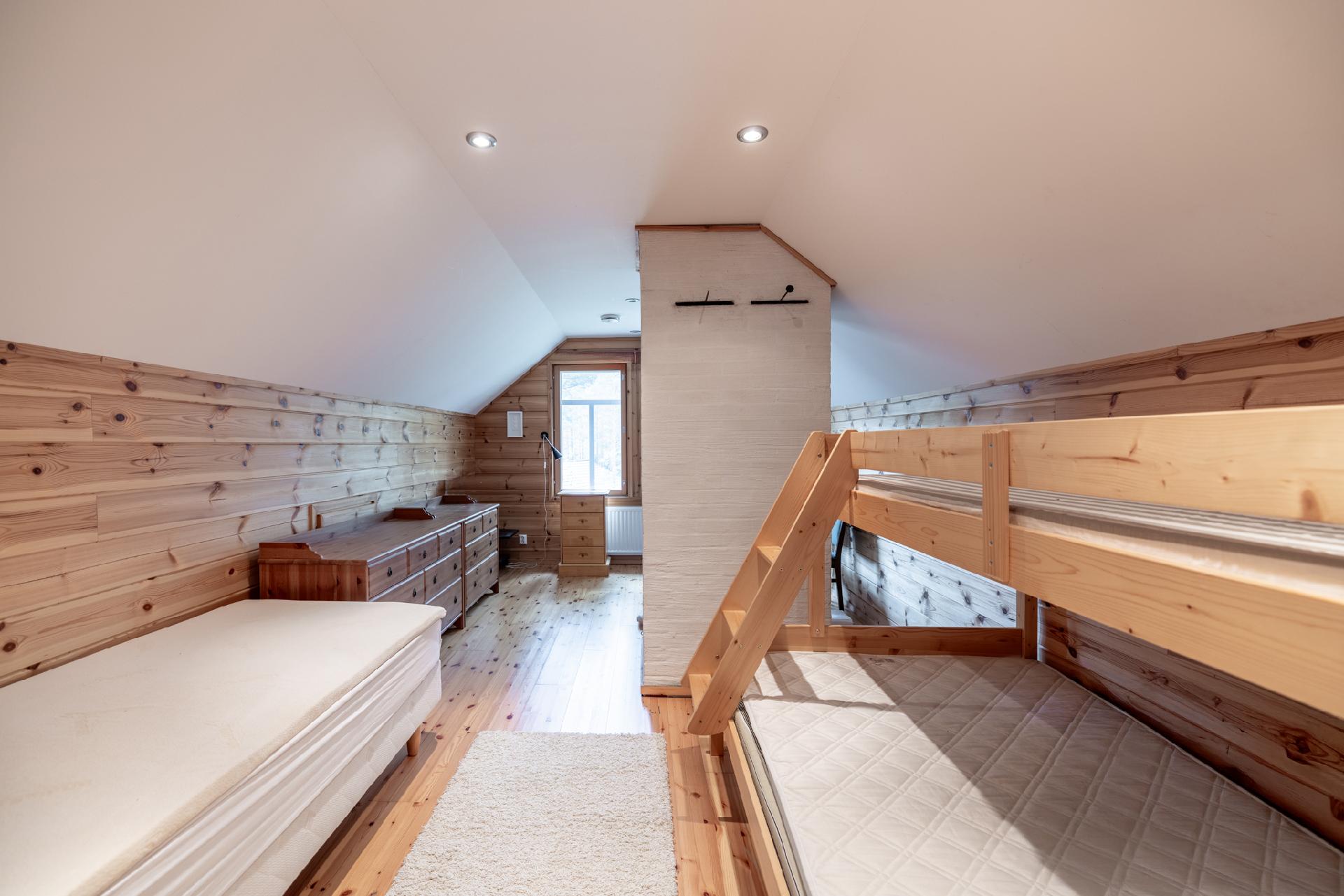 Yläkerran toinen makuuhuone 