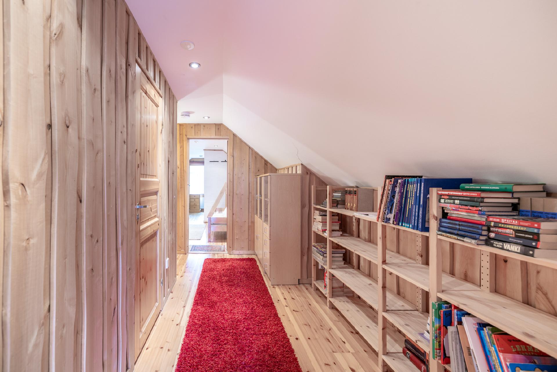 Yläkerran aulaa, vasemmalla wc:n ovi