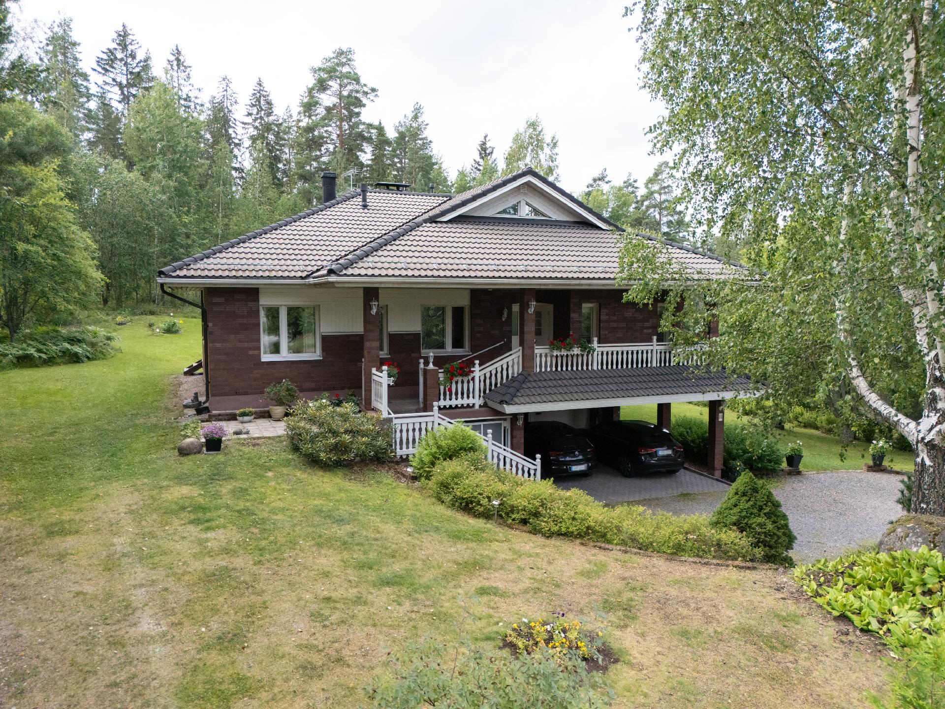 kesäkuvia kohteesta