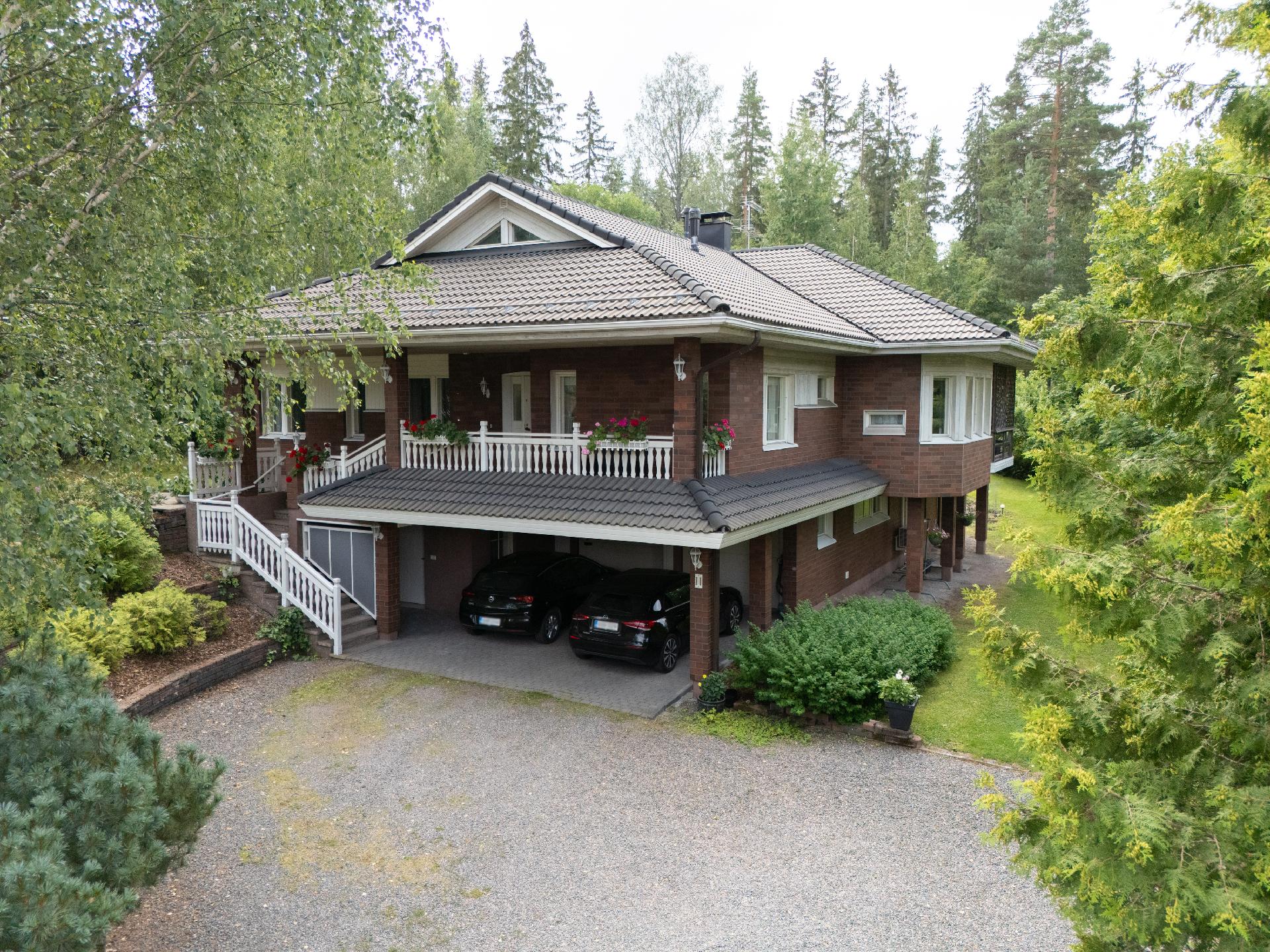 kesäkuvia kohteesta