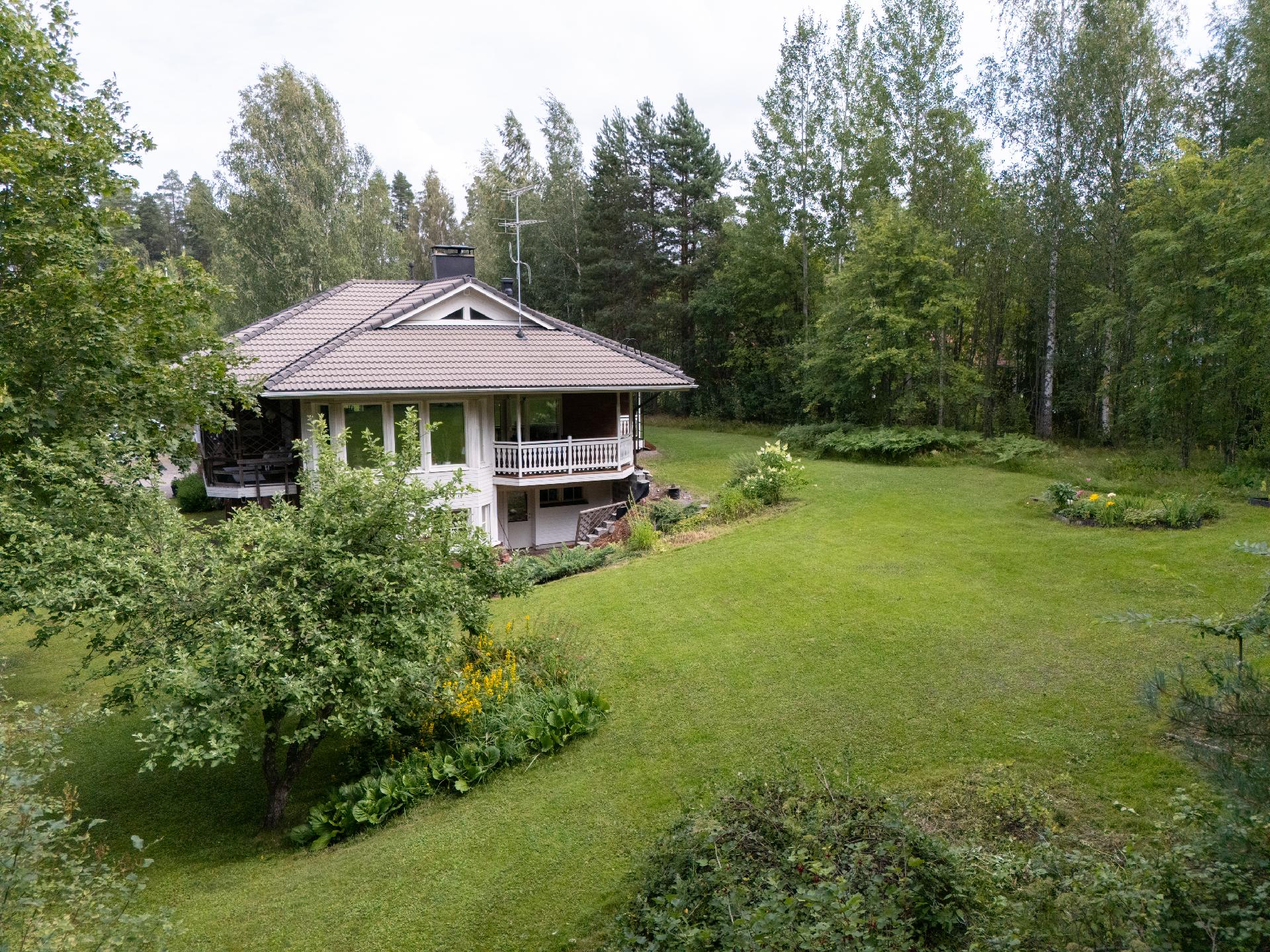 kesäkuvia kohteesta