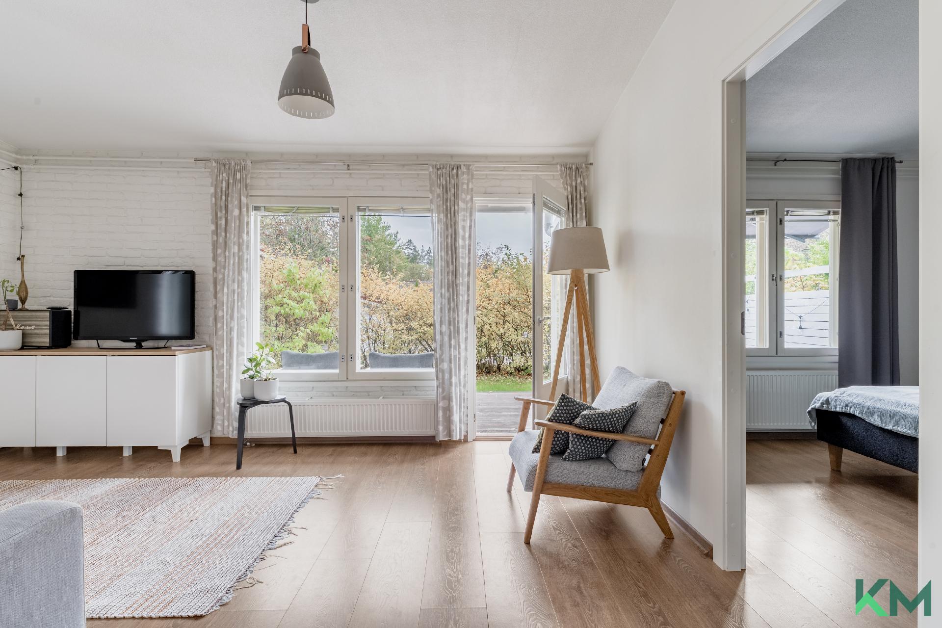 Valoisa olohuone etelään, käynti terassille