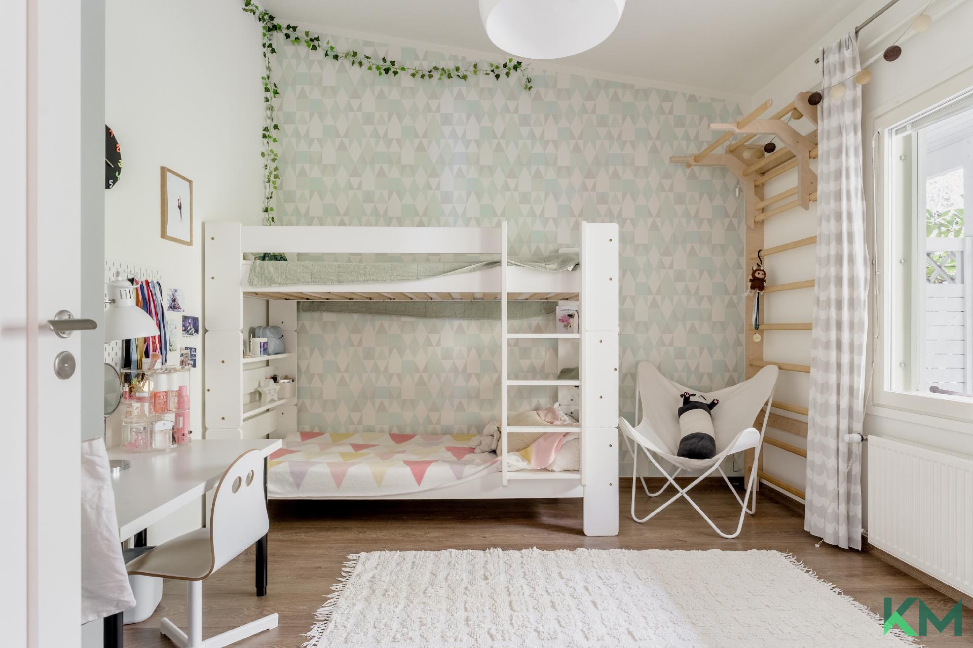 Viiston katon ansiosta huone on avarampi