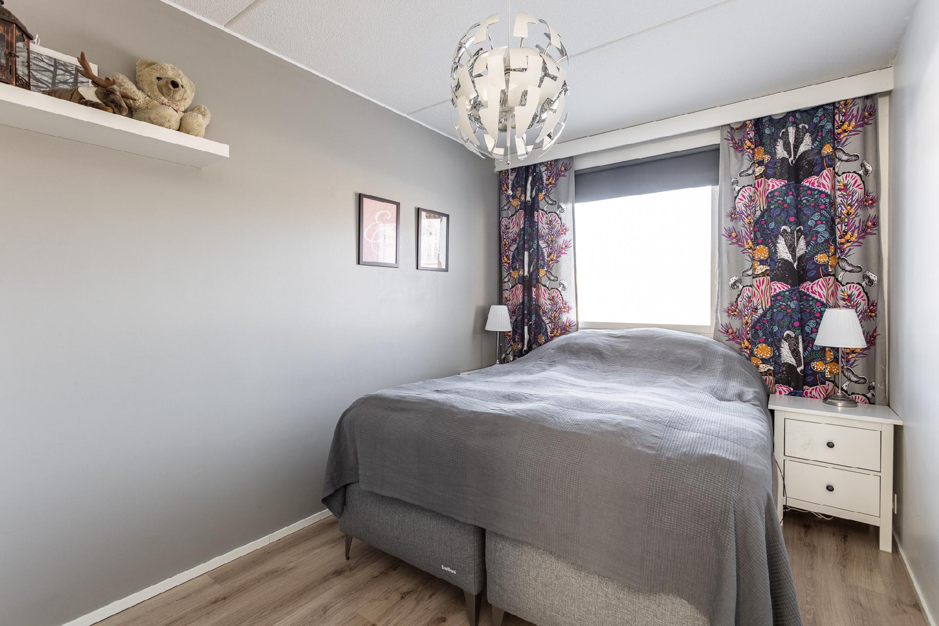 Yläkerran makuuhuone 1