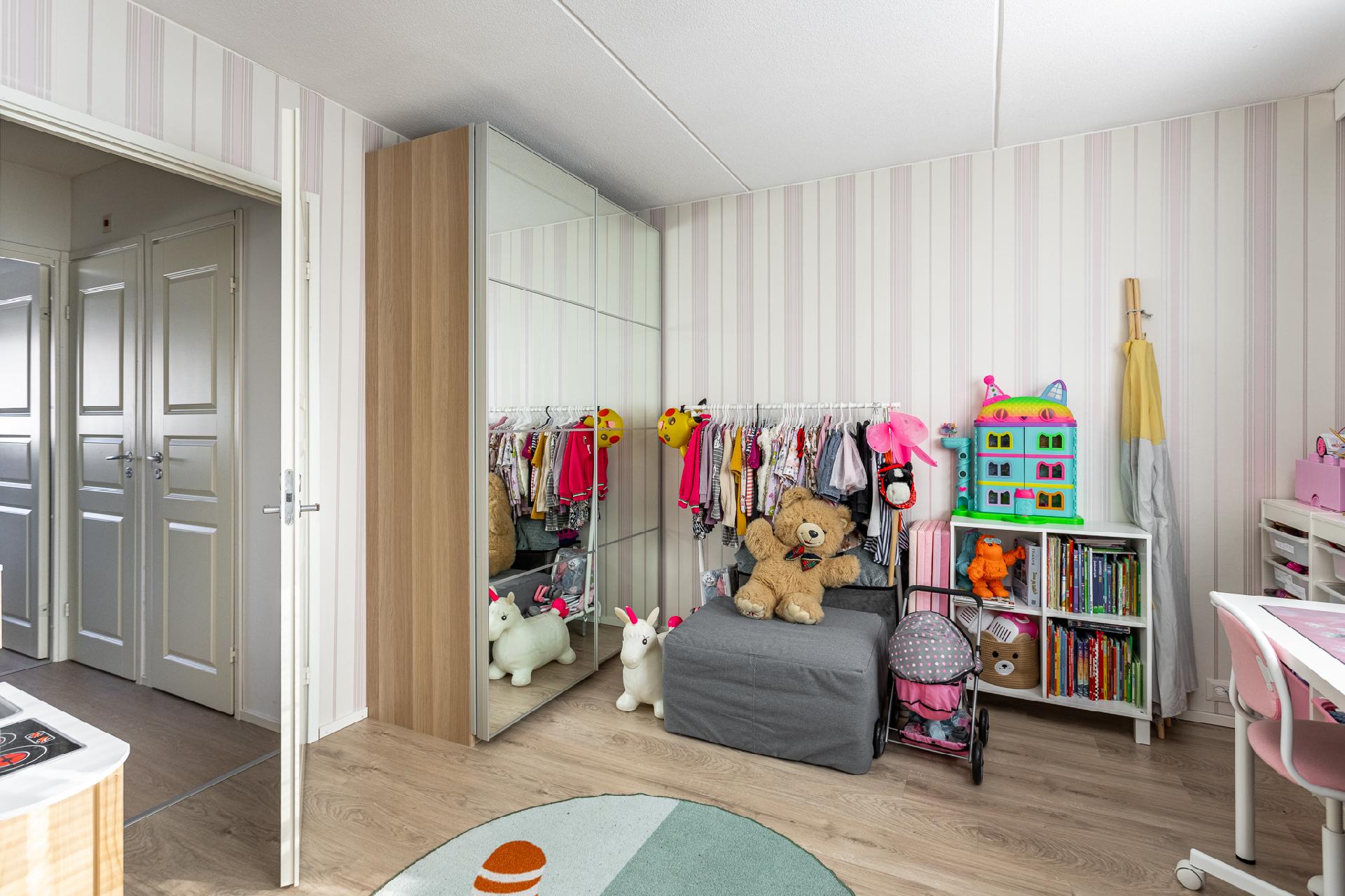 Yläkerran makuuhuone 2