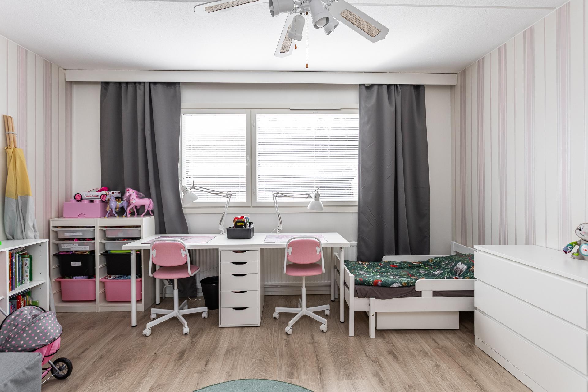 Yläkerran makuuhuone 2