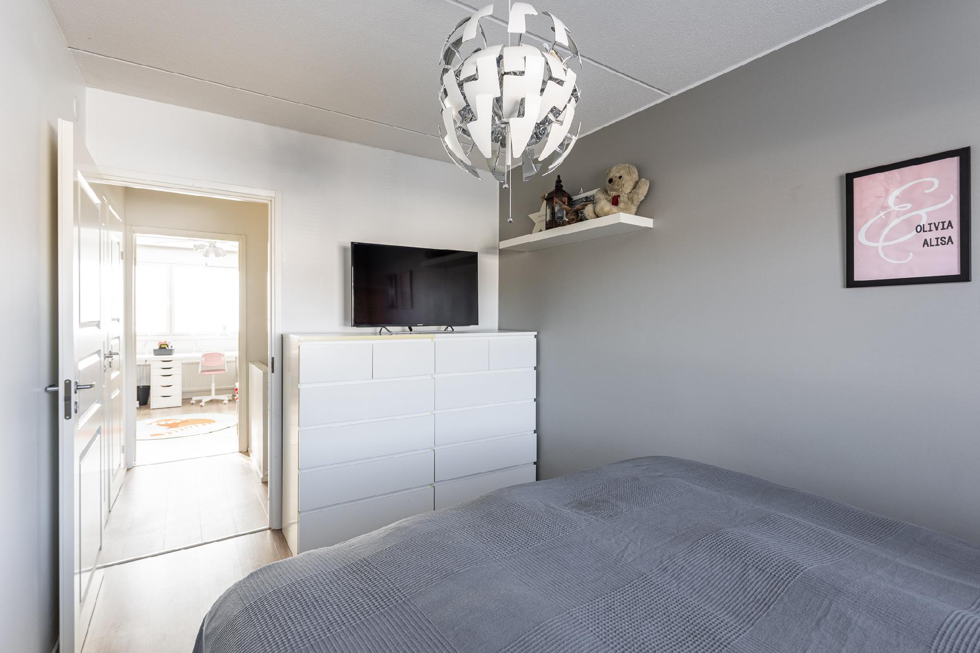 Yläkerran makuuhuone 1