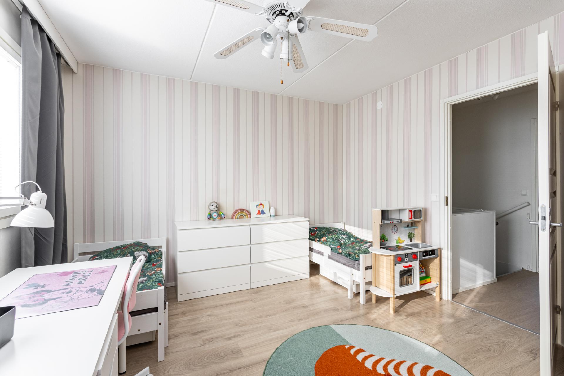 Yläkerran makuuhuone 2