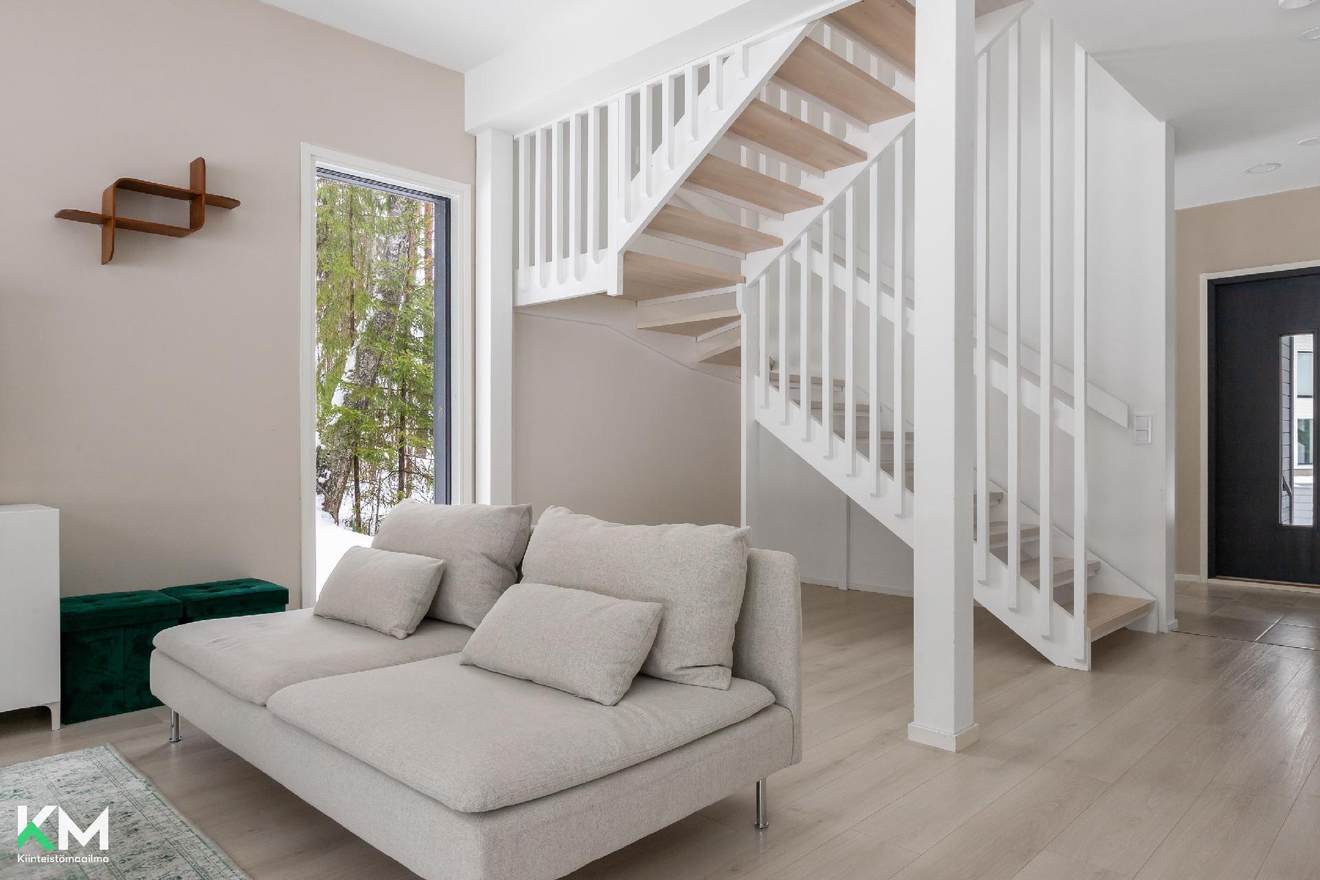 Olohuonekuva, josta ikkuna talon sivupuolelle. 