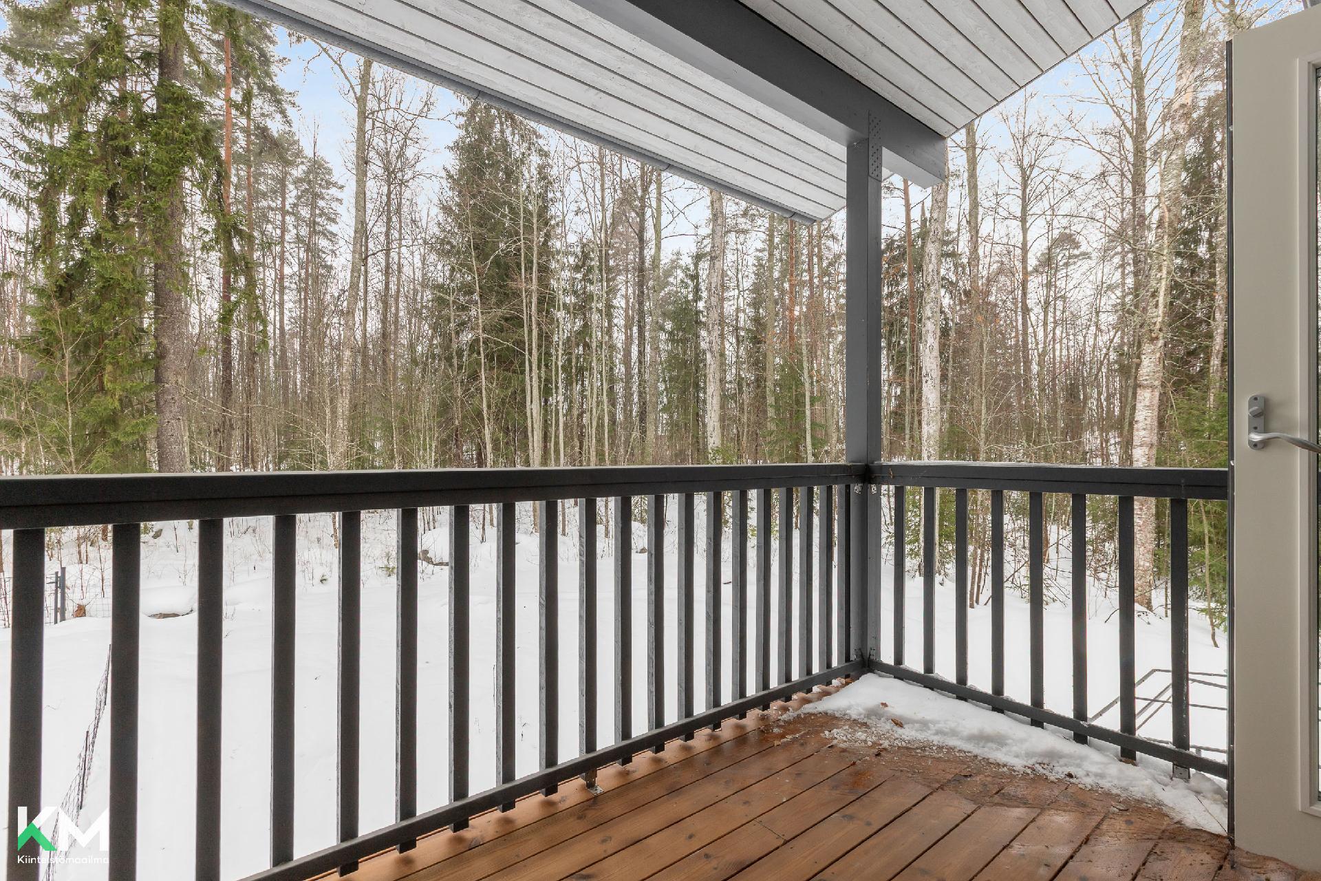 Yläkerran parvekekuva.