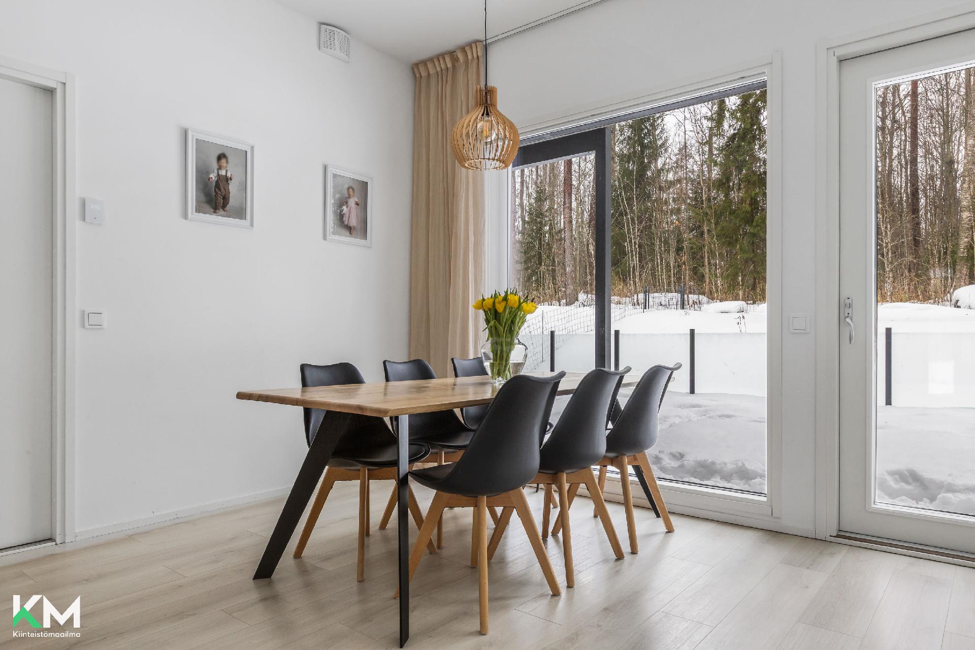 Ruokailutila lähempää.