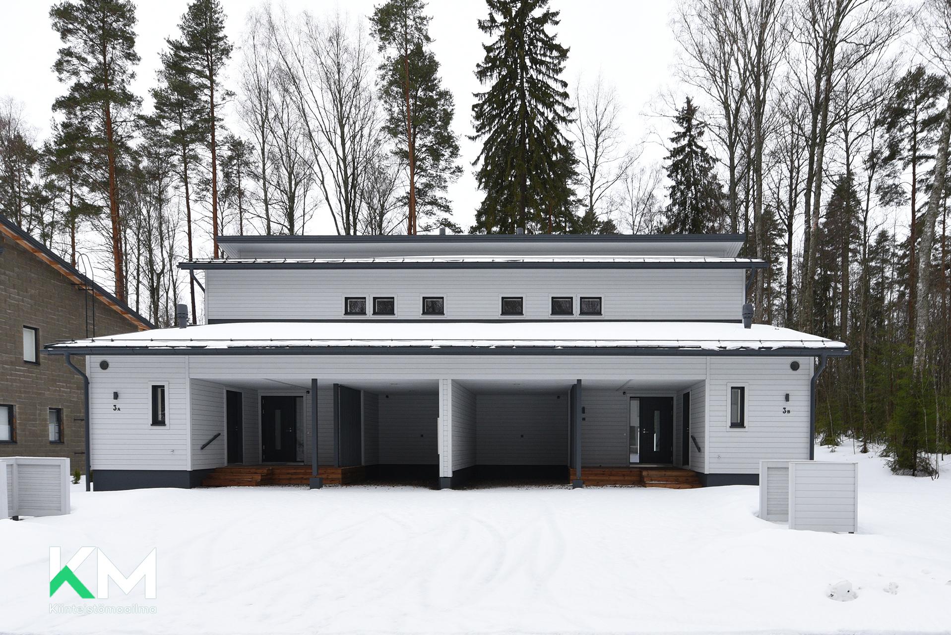 Koko paritalosta julkisivukuva edestä.