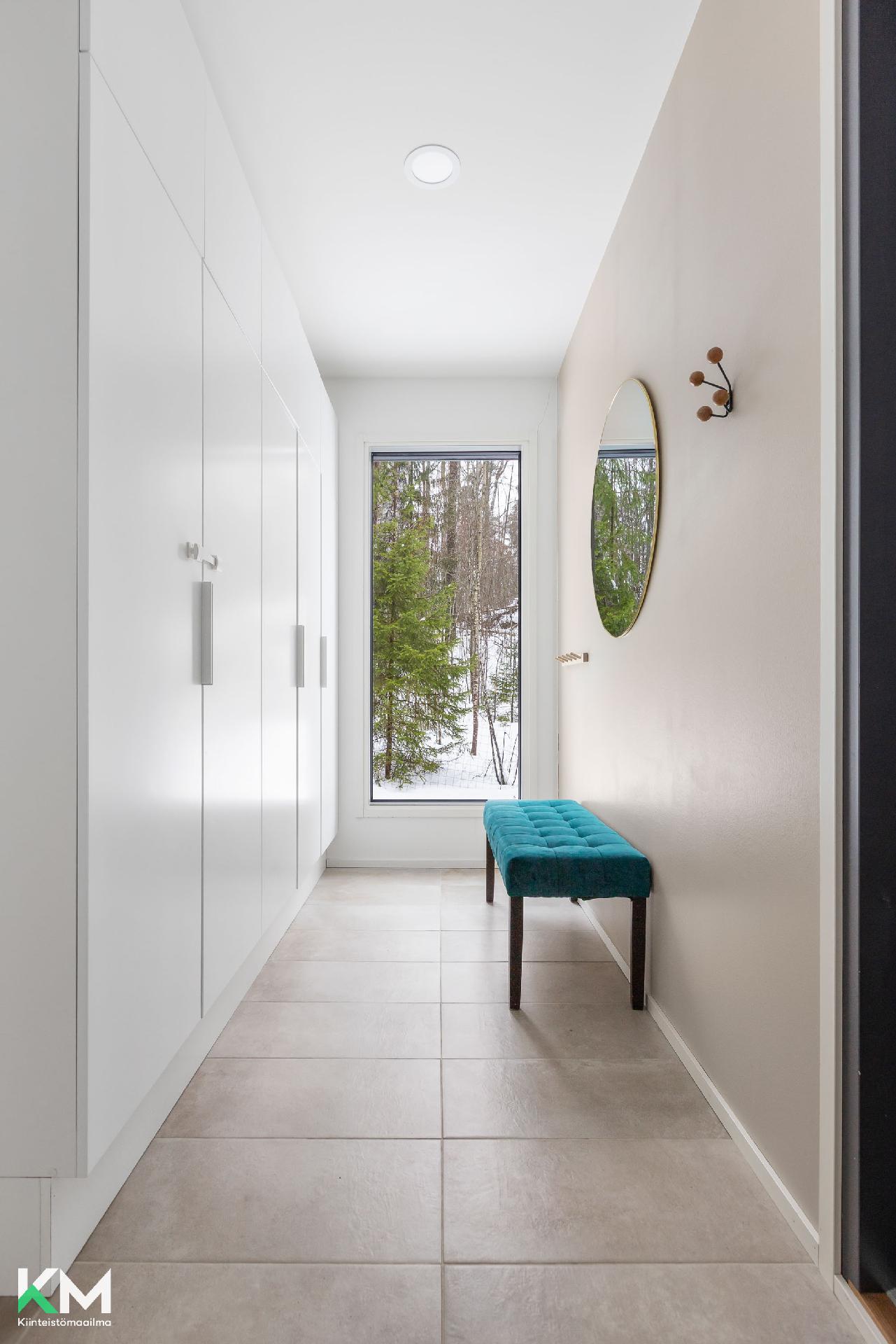 Alakerran eteisen kaapistot. 