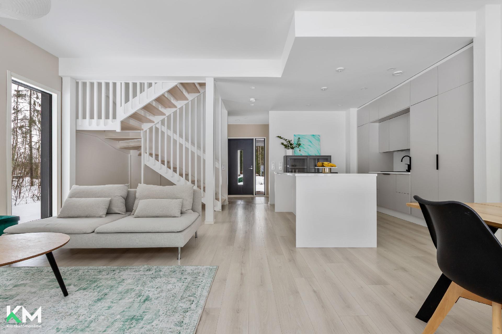 Olohuoneesta kuva eteiseen päin / portaikkoon.