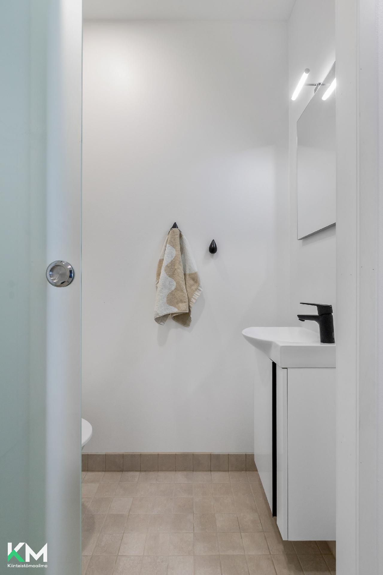 Kodinhoitohuoneen yhteydessä oleva pikku wc.