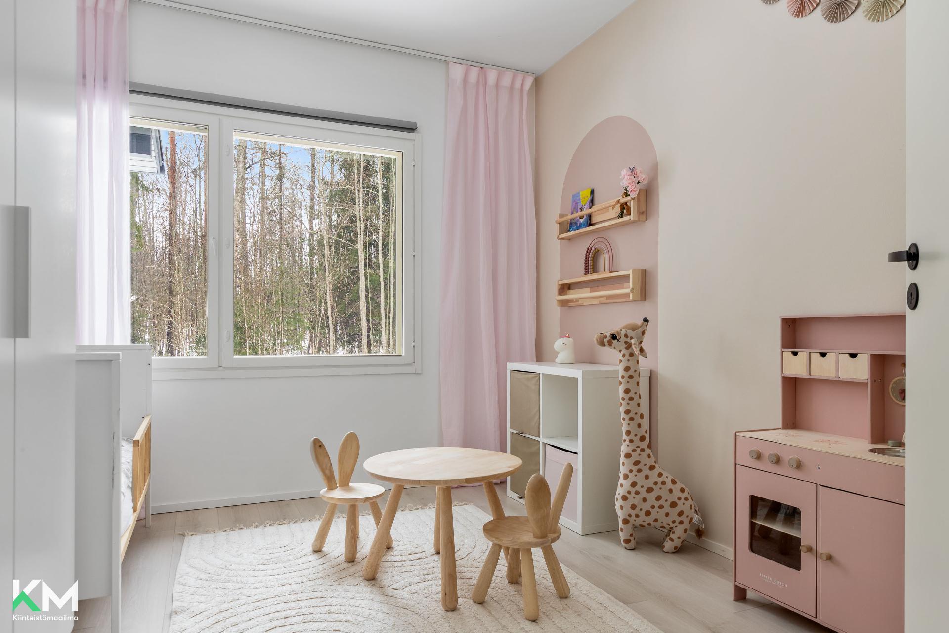 Yläkerran makuuhuone 2.