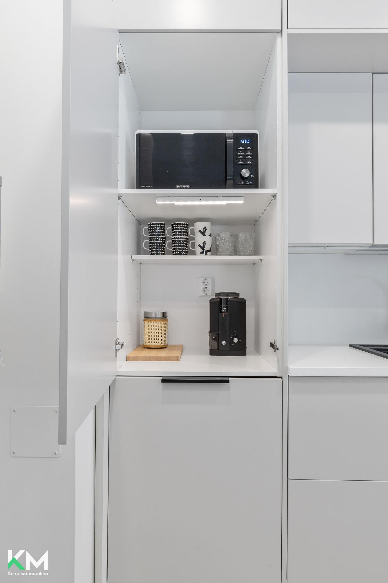 Keittiön aamiaiskaappi.