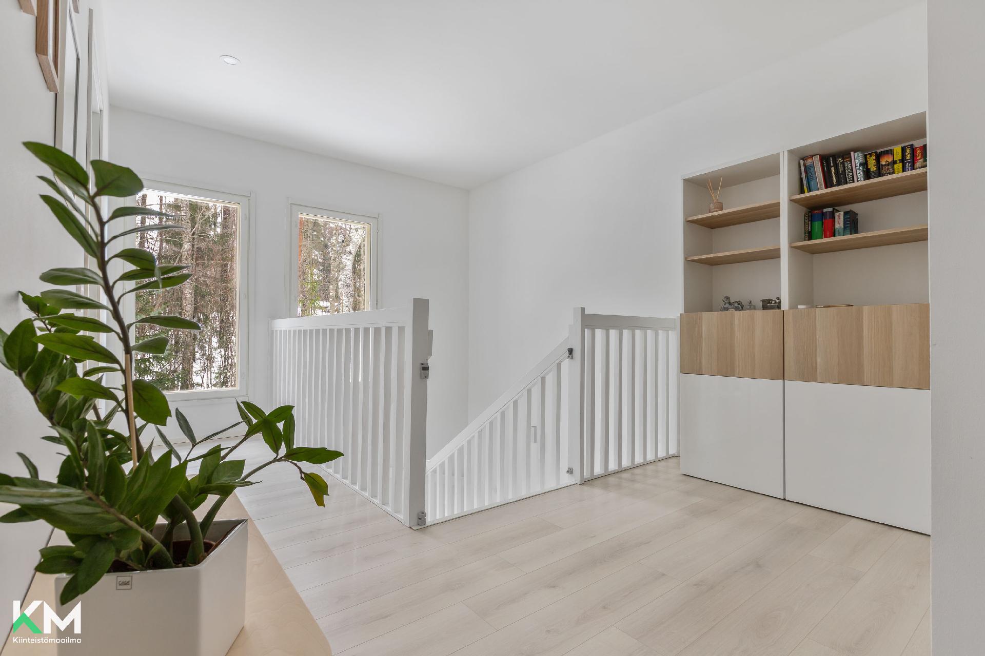 Portaikko yläkerran aulasta kuvattuna.