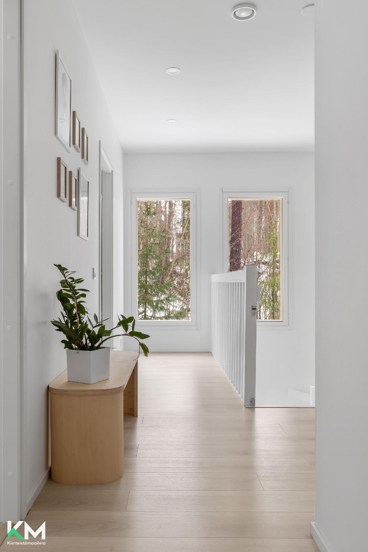 Yläkerran aulakuva.