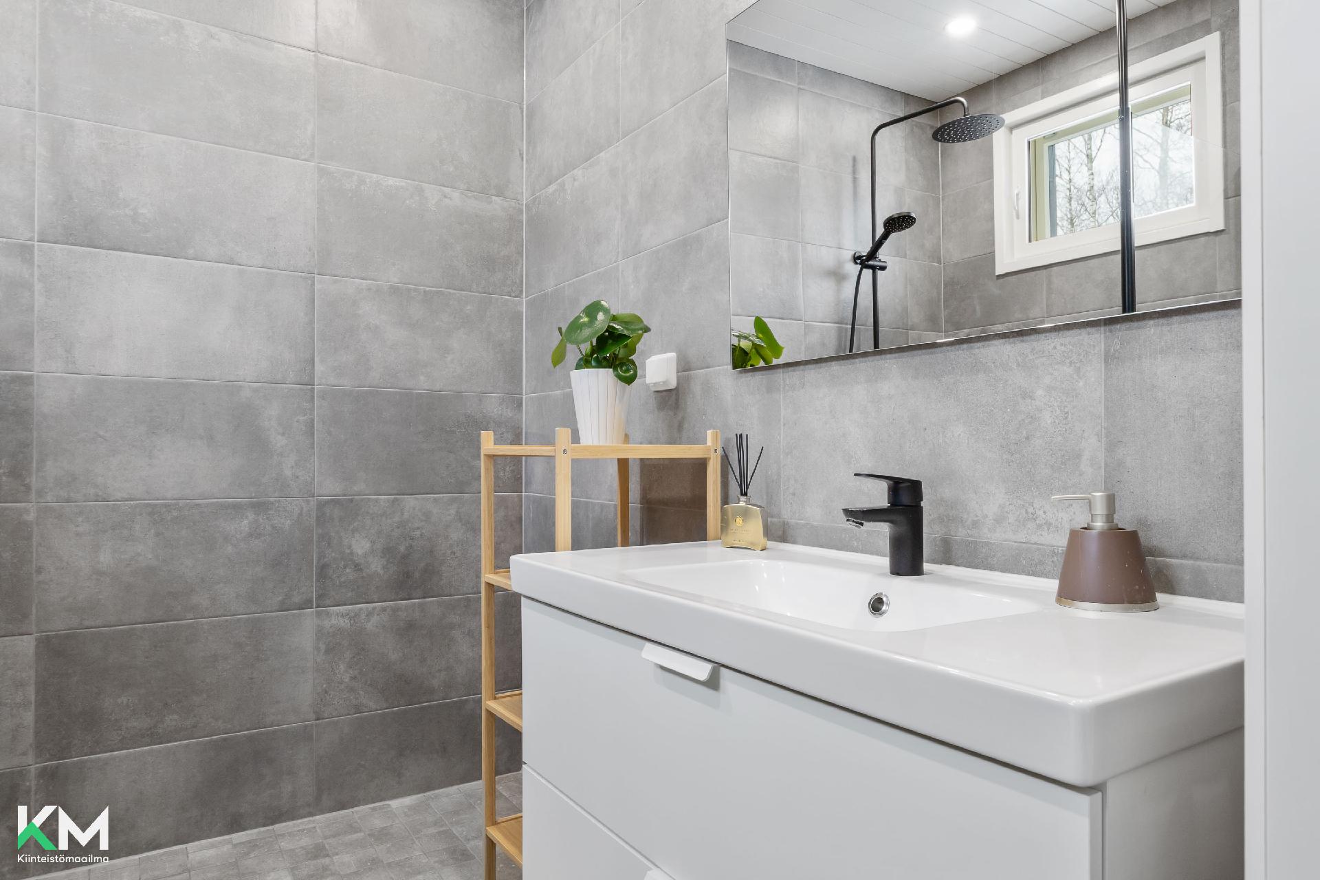 Yläkerran kylpyhuonekuva 2.