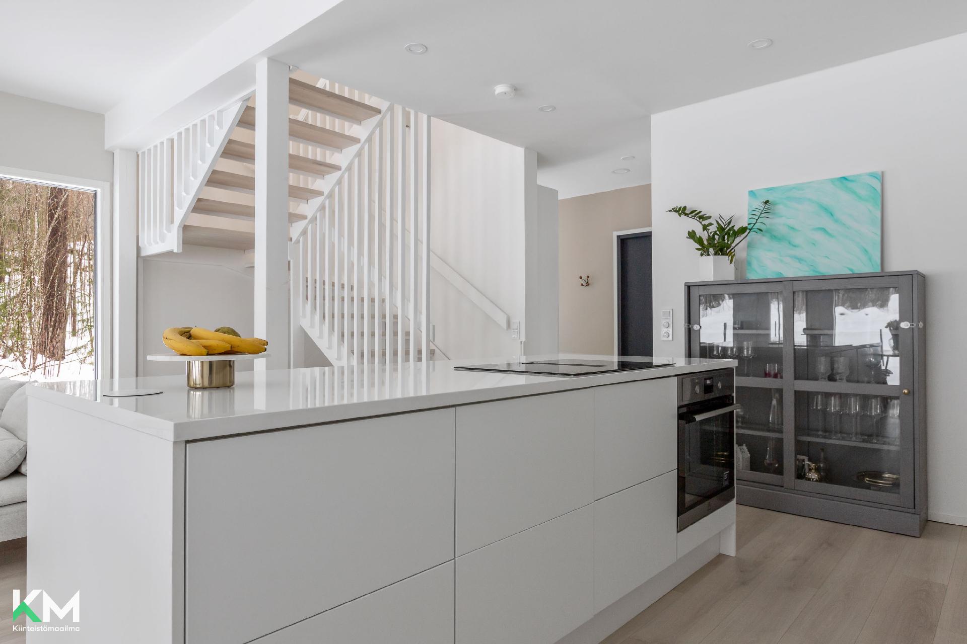 Keittiöstä kuva portaikkoon.